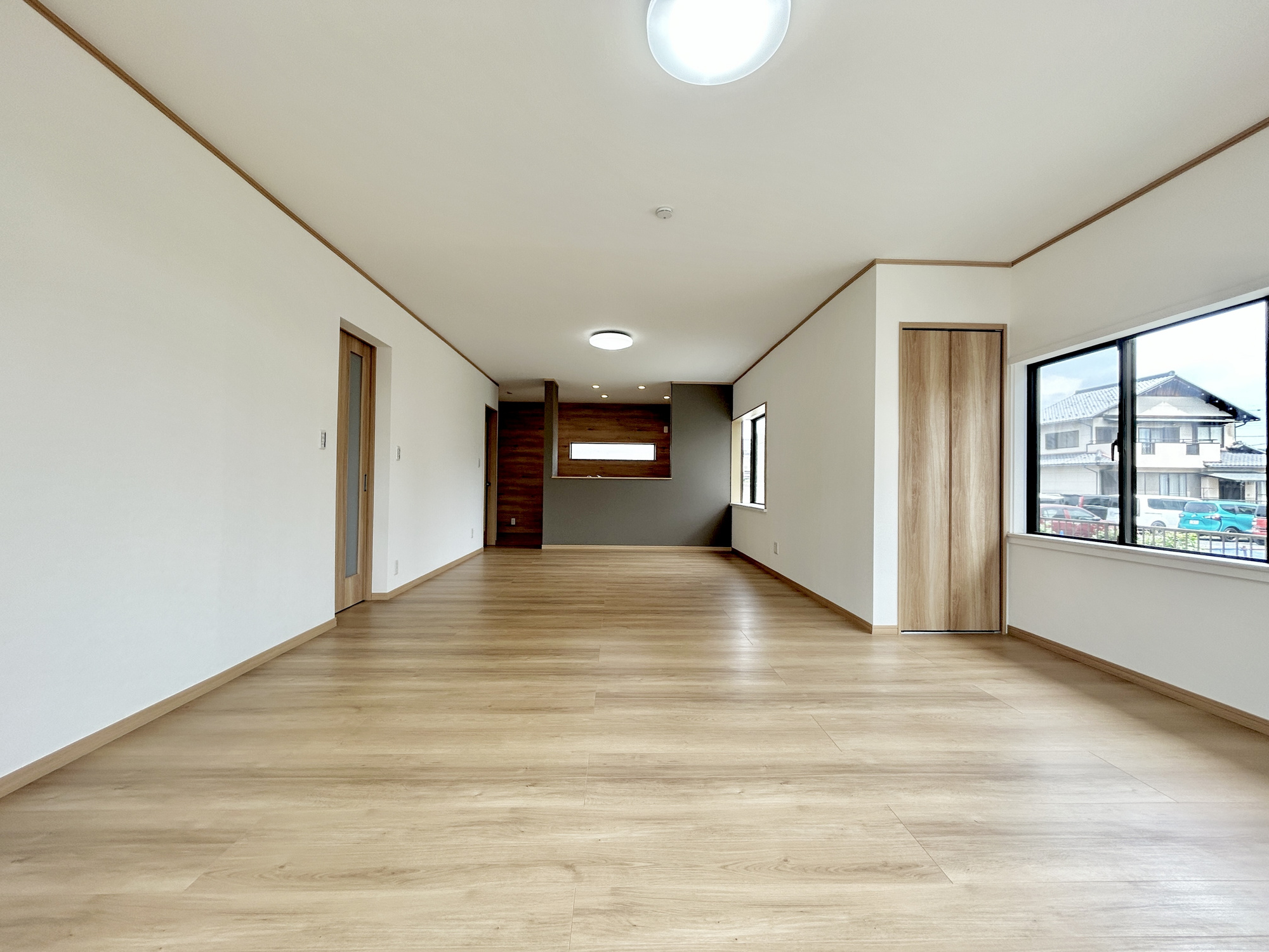 伊勢崎市境百々東　中古住宅の居間・リビング|大きく開いた窓からは、明るい陽射しが射し込みます。
爽やかな風が吹き抜ける心地良いリビングには、自然と家族が集まります。
