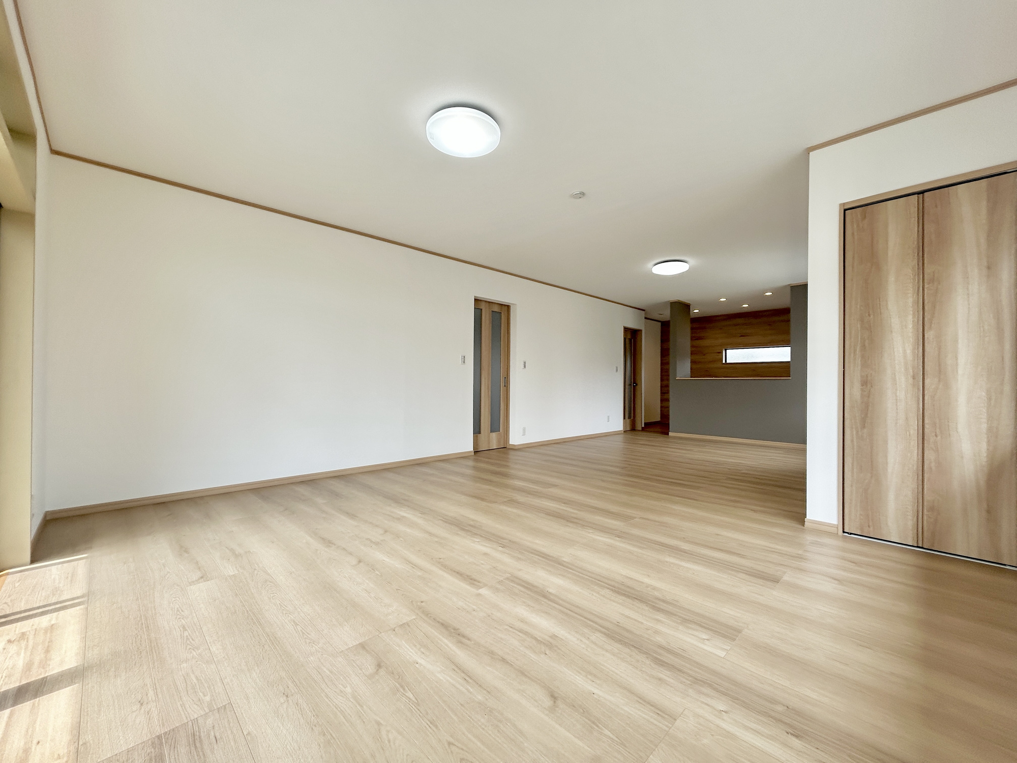 伊勢崎市境百々東　中古住宅の居間・リビング|室内にいても、たっぷりの陽光と爽やかな風を感じて頂ける、開放感あふれるリビングです。
ご家族と穏やかに過ごす、心地の良い時間が流れます。