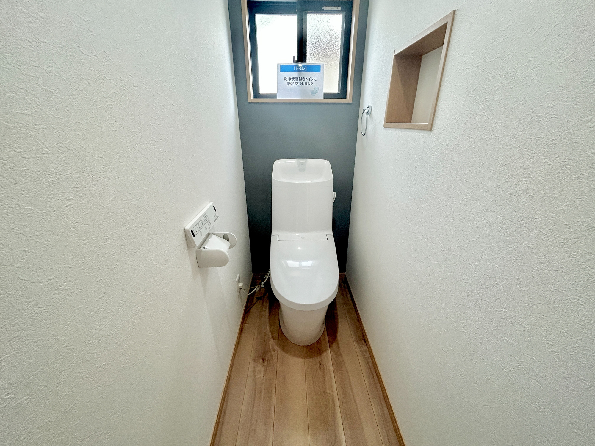 伊勢崎市上諏訪町　中古住宅のトイレ|節水型でエコなトイレには、今では当たり前の洗浄付き。便座を温める機能もついていて、居心地良くてトイレから出られなくなるかも！換気用に換気扇はもちろん、窓も着いているので常に快適ですね♪