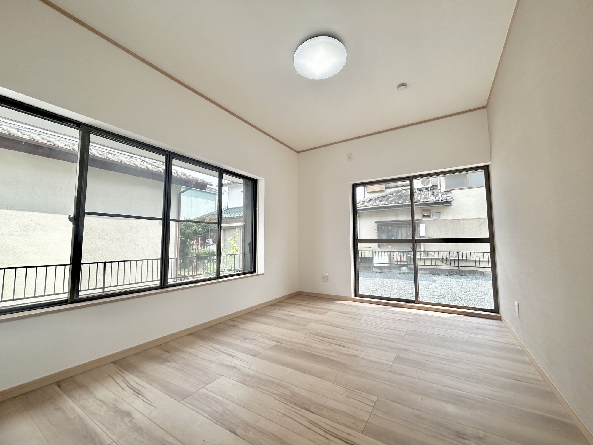 伊勢崎市上諏訪町　中古住宅の寝室|木目のフローリングが暖かみのある室内に。明るい寝室で心地のいい朝を迎えられそう♪