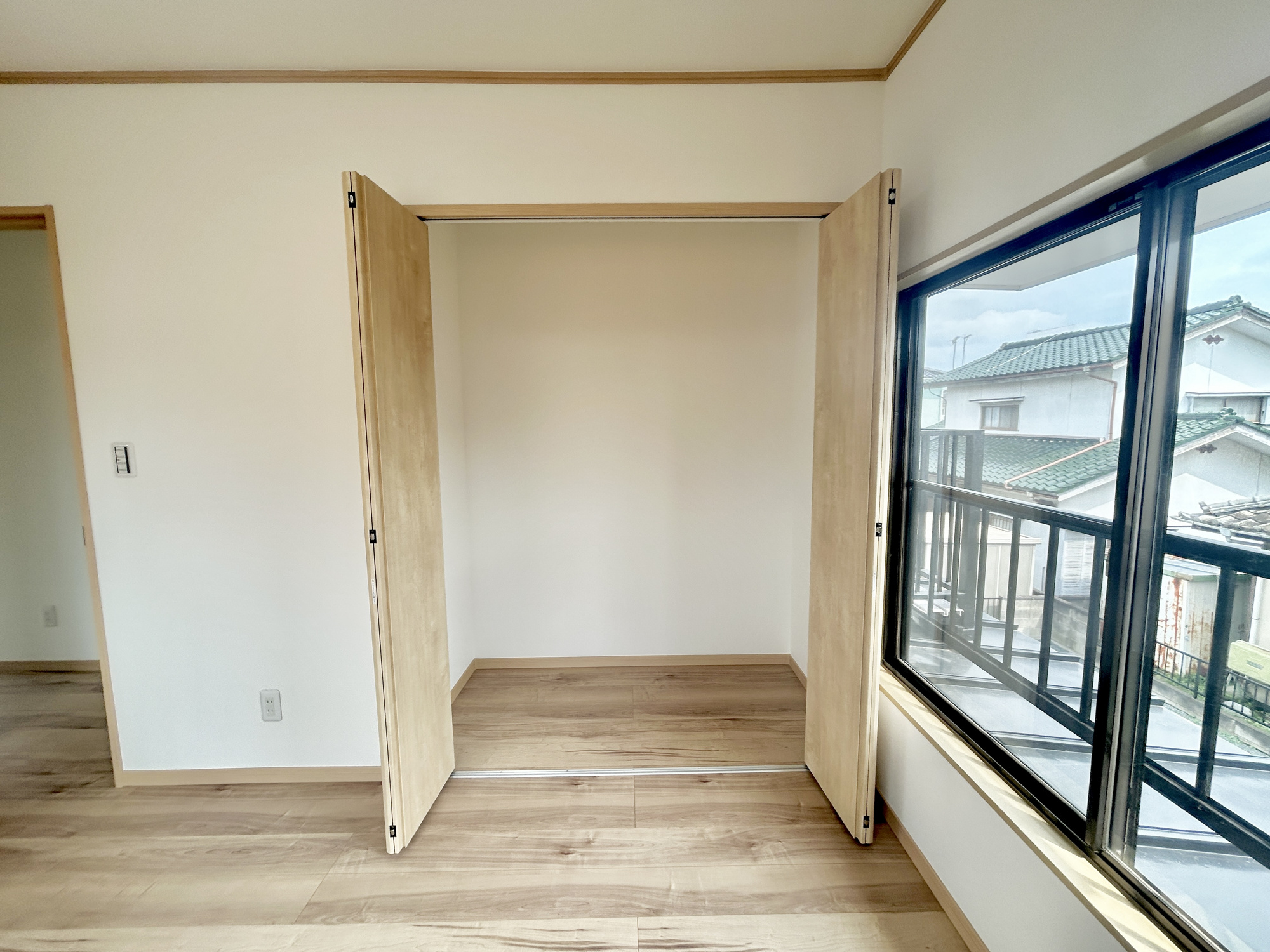 伊勢崎市上諏訪町　中古住宅の収納|"レイアウトを自由自在にカスタマイズ出来る機能的な収納が魅力！
可動棚を設置するもよし、アルミラックを設置するもよし、収納ボックスなどを配置して使えば、多様な使い方が出来、収納の幅が広がります！"