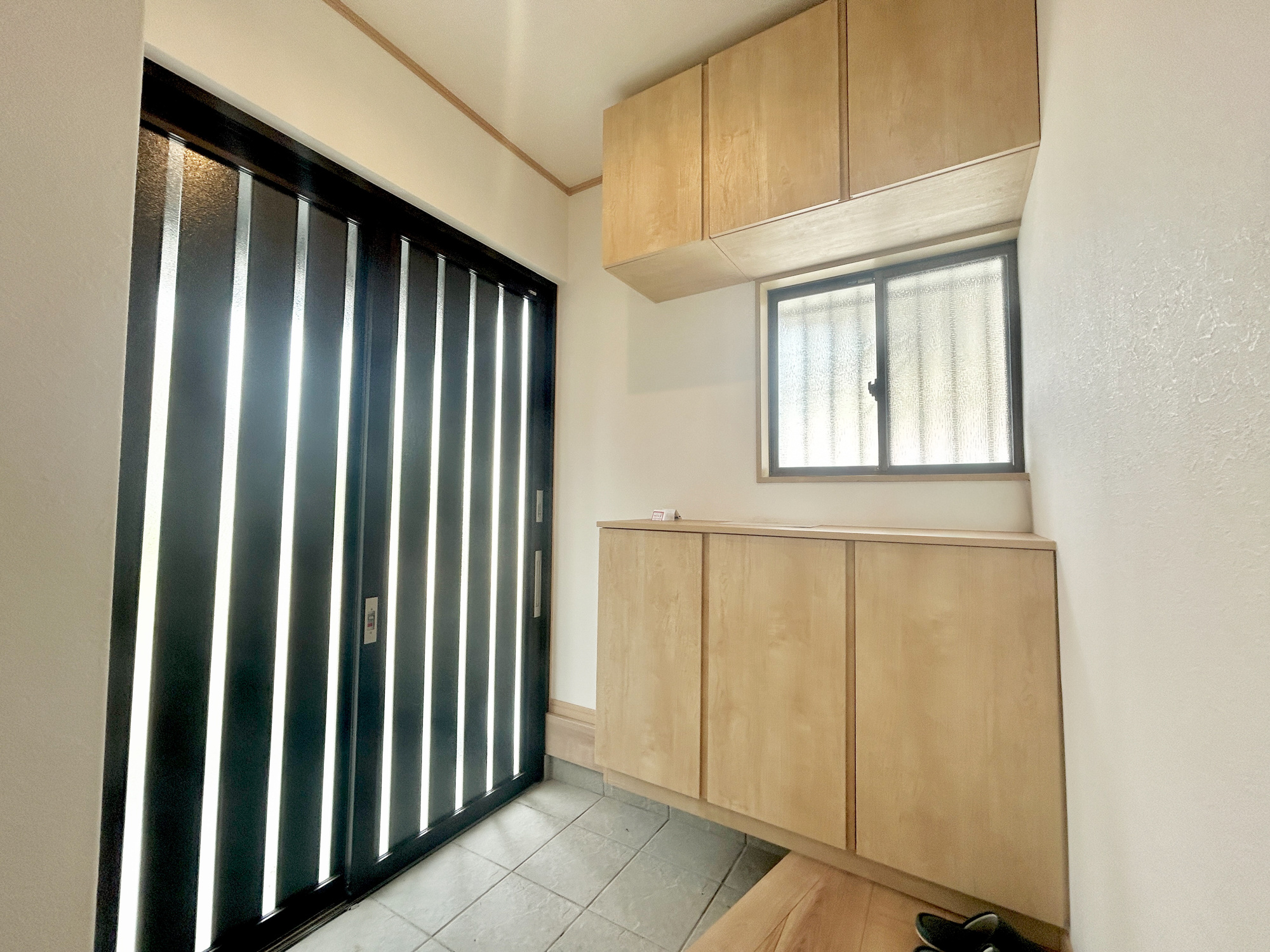 伊勢崎市上諏訪町　中古住宅の内装|"住まう人も来客も入った時にワクワクさせてくれるオシャレな玄関♪
収納もたっぷりあるので、靴がたくさんあっても安心！
気持ちの良い朝は、毎日ここからスタートしていきます♪"