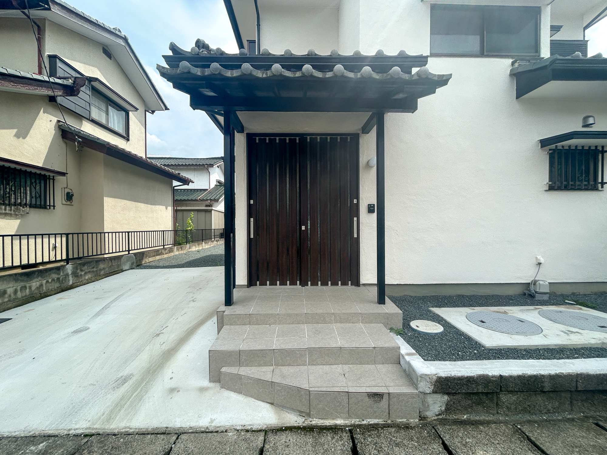 伊勢崎市上諏訪町　中古住宅の玄関|玄関上は屋根があるので雨の心配いらず♪