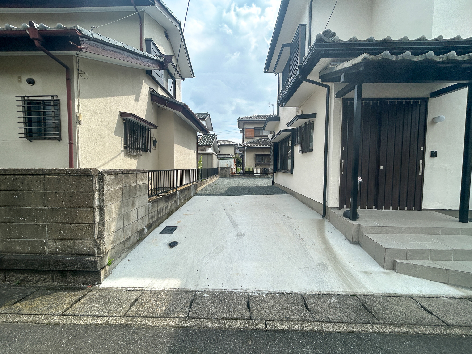 伊勢崎市上諏訪町　中古住宅の駐車場|充分な駐車スペースはアレンジが出来る程のスペースがあります。お庭として利用も良しです♪