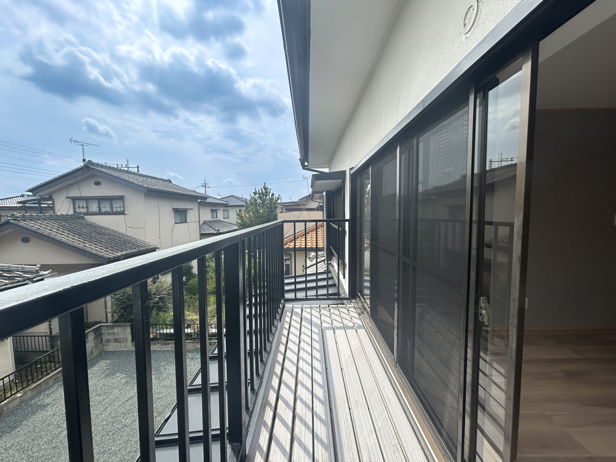 伊勢崎市上諏訪町　中古住宅のバルコニー|開放的なバルコニーは見晴らしもよく、太陽の温かな温もりをめいっぱい受け止めてくれます。太陽の光と爽やかな風を受けたお洗濯物はあっという間に乾き、取りこむ時には太陽の匂いを感じられそうですね。