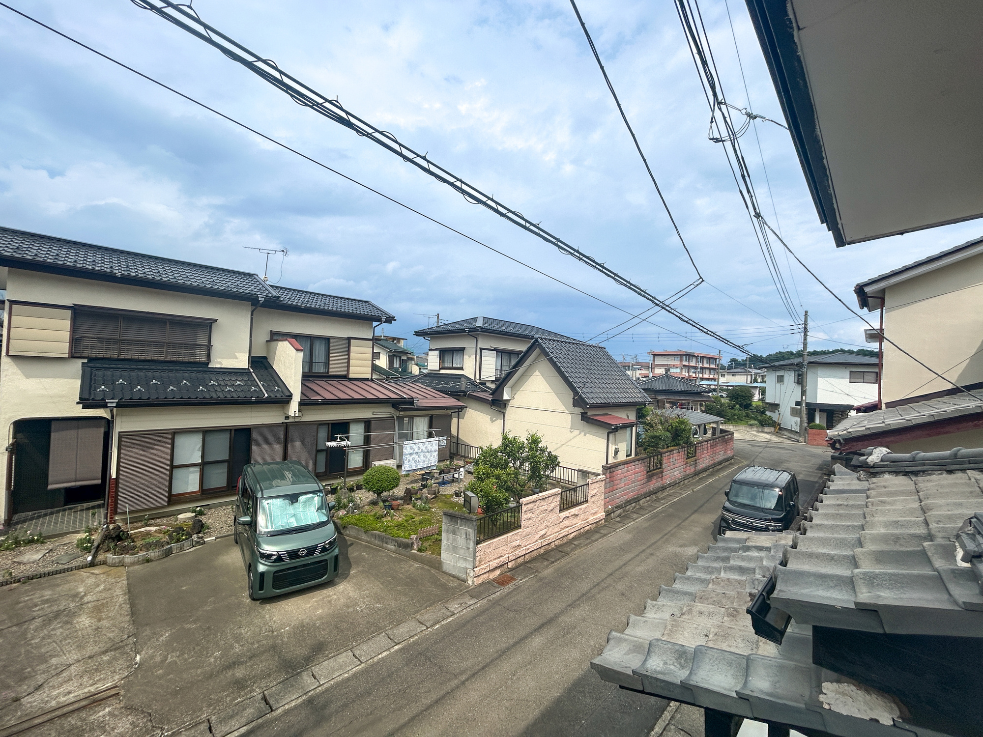 伊勢崎市上諏訪町　中古住宅の展望|閑静な住宅地で子育て家族にピッタリ。毎日のお散歩も快適な緑に恵まれたエリアで、自然に包まれた穏やかな暮らしを実現するための、ゆとりある住環境が整っています。緑の潤いを感じながらホッと生活できそう。