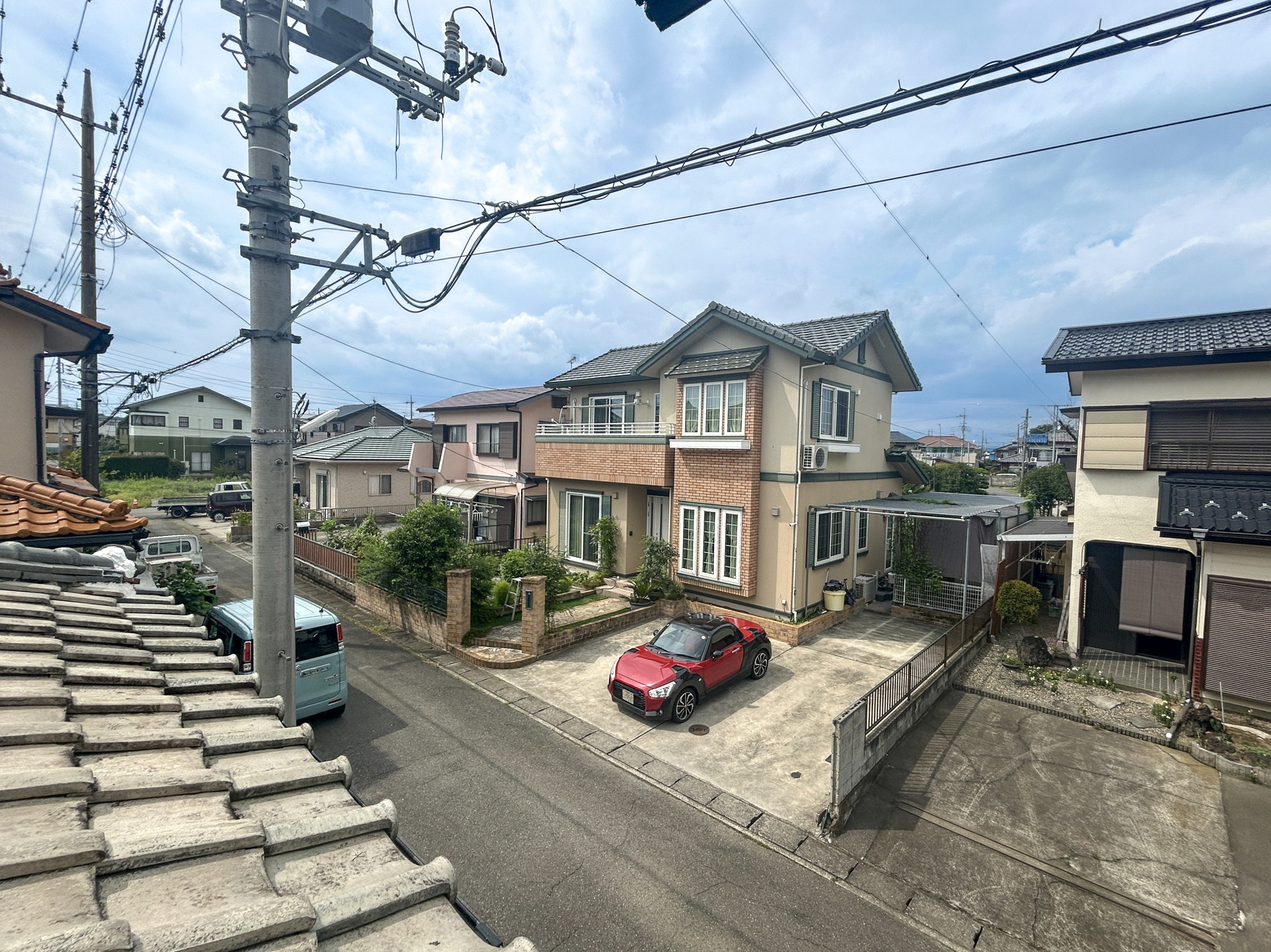 伊勢崎市上諏訪町　中古住宅の展望|低層の一戸建てを中心とした街並みが整然と続き、周辺は高い建物が建っていないので、採光や開放性に恵まれ、空が広く緑の多い閑静な趣を感じる環境です。