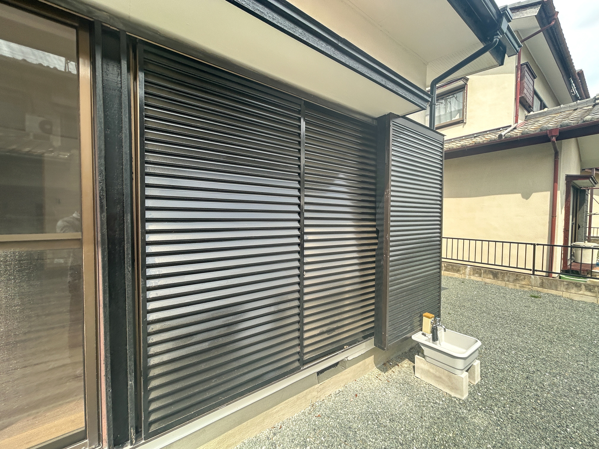 伊勢崎市上諏訪町　中古住宅の防犯設備|防風、防犯、防音、断熱と様々な効果を発揮する雨戸付きです♪		