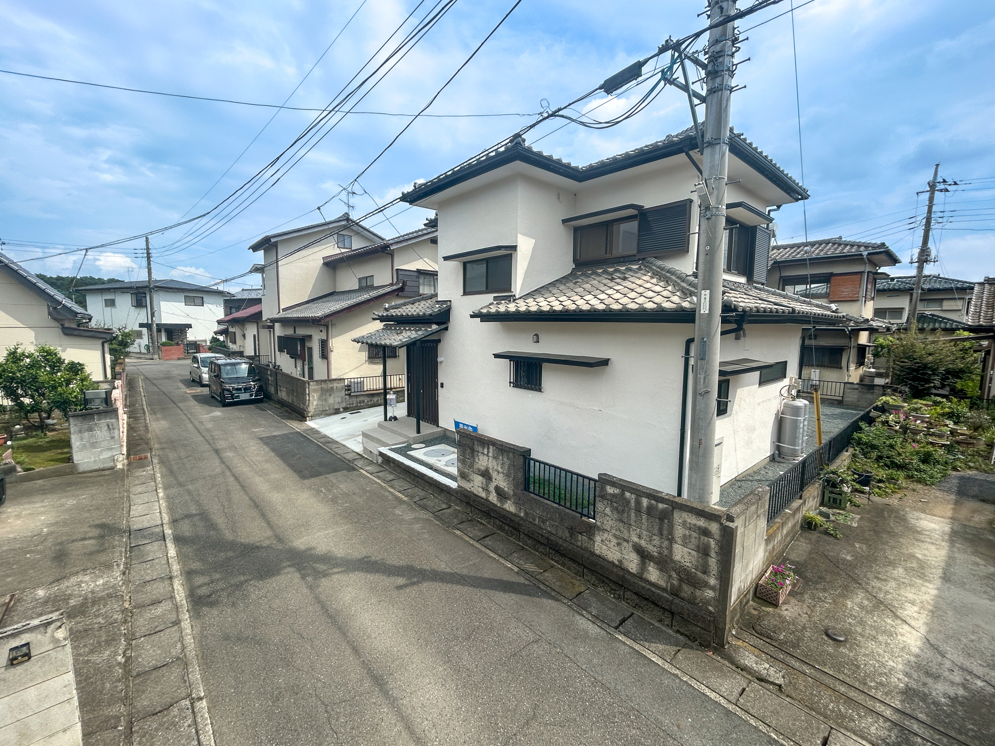 伊勢崎市上諏訪町　中古住宅の前面道路含む現地写真|閑静な住宅地で子育て家族にピッタリ。毎日のお散歩も快適な緑に恵まれたエリアで、自然に包まれた穏やかな暮らしを実現するための、ゆとりある住環境が整っています。

