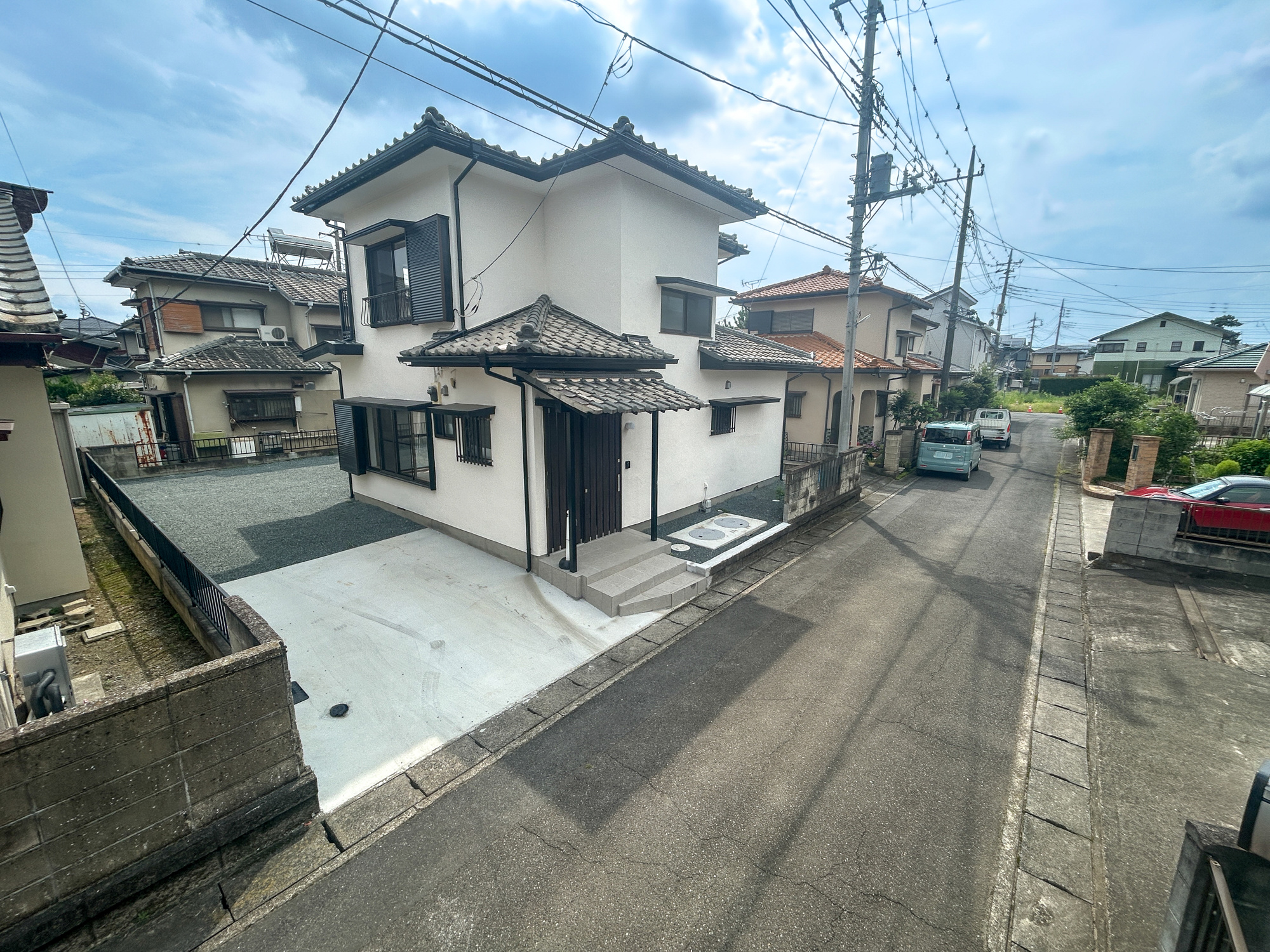 伊勢崎市上諏訪町　中古住宅の前面道路含む現地写真|低層の一戸建てを中心とした街並みが整然と続き、周辺は高い建物が建っていないので、採光や開放性に恵まれ、空が広く緑の多い閑静な趣を感じる環境です。

