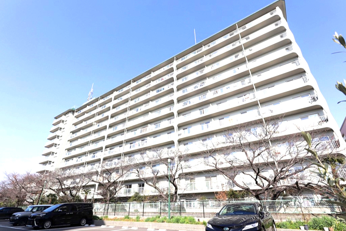 西宮グリーンマンション　1号館の外観|前面道路も広く開放感、視認性の良い立地です。