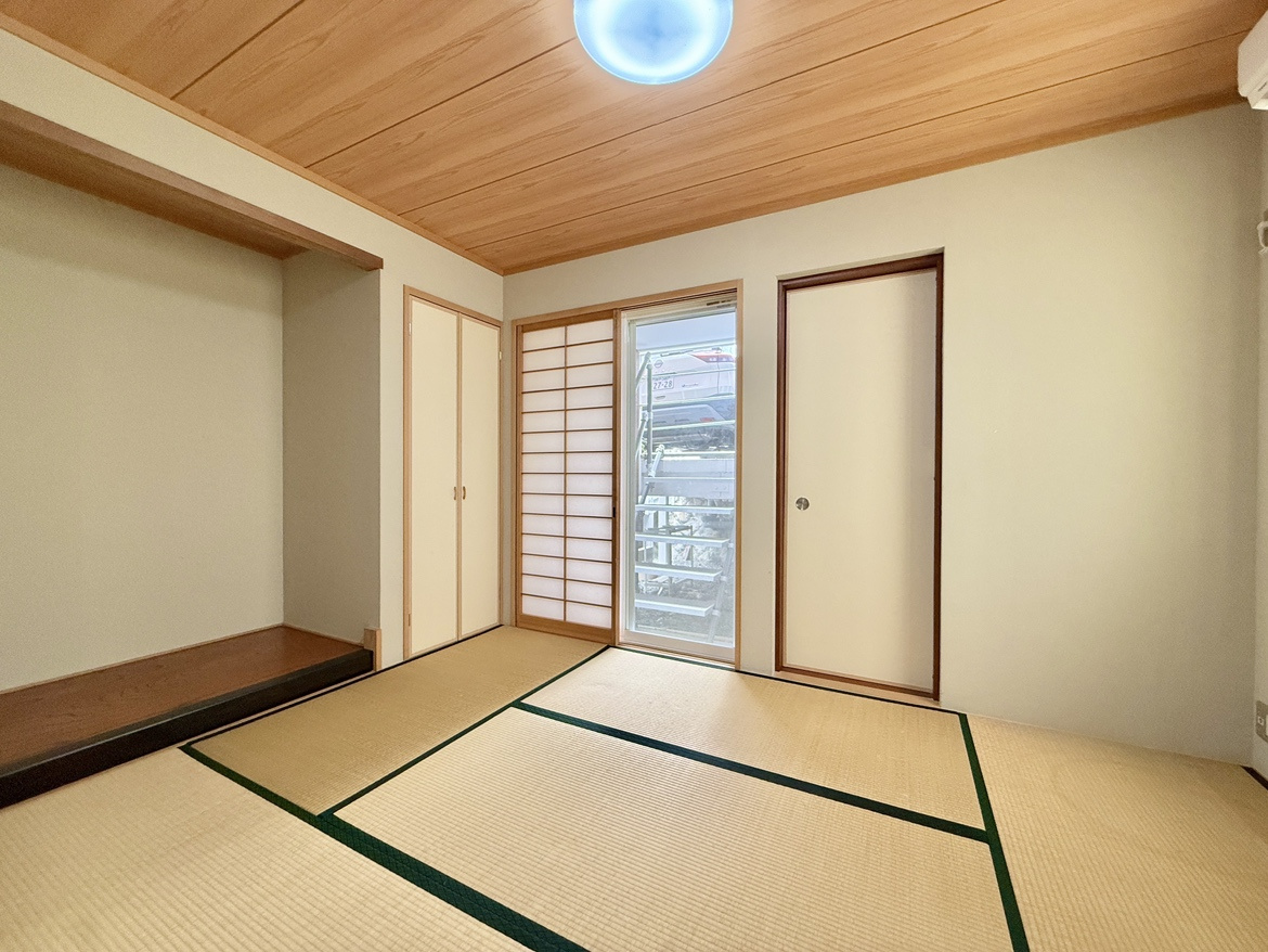 森北町5丁目戸建の和室|畳の香りに癒される落ち着いた和室。来客時のおもてなしや、くつろぎの場としても活躍します。