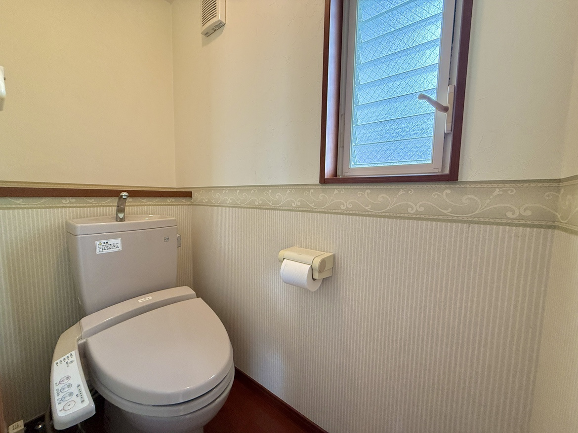 森北町5丁目戸建のトイレ|窓からの自然光と換気で、清潔感のあるトイレ空間。落ち着いて過ごせる快適な設備です。