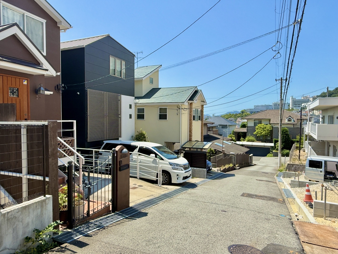 森北町5丁目戸建の前面道路含む現地写真|静かな住宅街の一角に佇む立地。落ち着いた雰囲気の中で穏やかな暮らしが叶います。