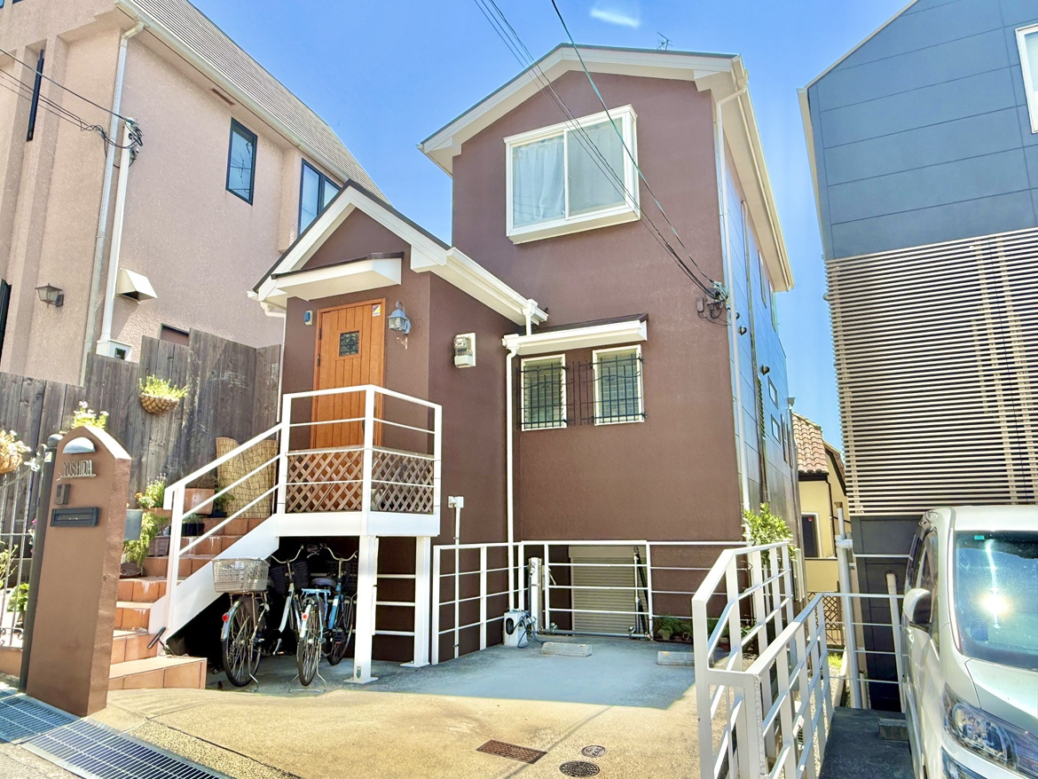 森北町5丁目戸建の外観|JR甲南山手駅徒歩7分、本山第三小学校・本山中学校の校区内。通勤にも便利な立地です。