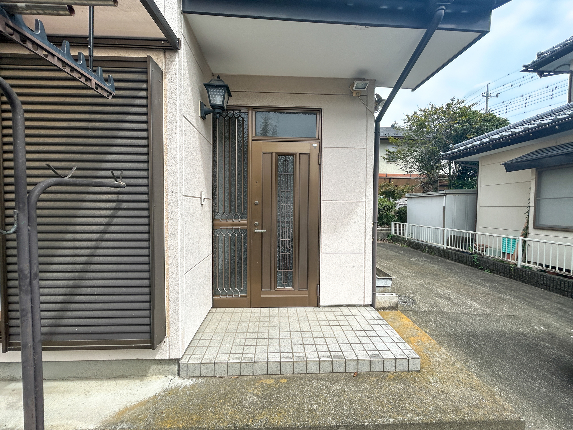 前橋市富士見町1期　中古物件の玄関|玄関上は屋根があるので雨の心配いらず♪