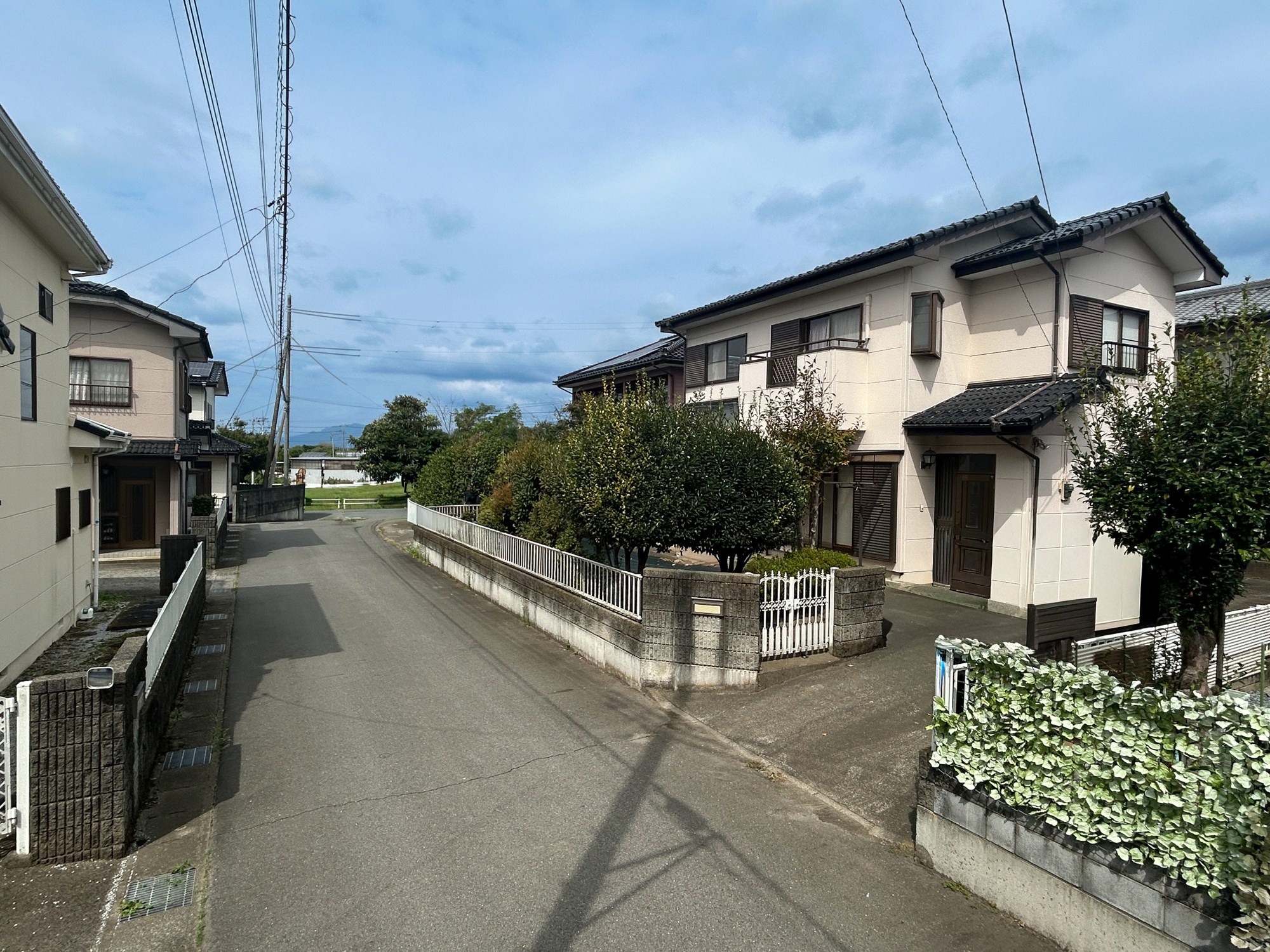 前橋市富士見町1期　中古物件の前面道路含む現地写真|閑静な住宅地で子育て家族にピッタリ。毎日のお散歩も快適な緑に恵まれたエリアで、自然に包まれた穏やかな暮らしを実現するための、ゆとりある住環境が整っています。

