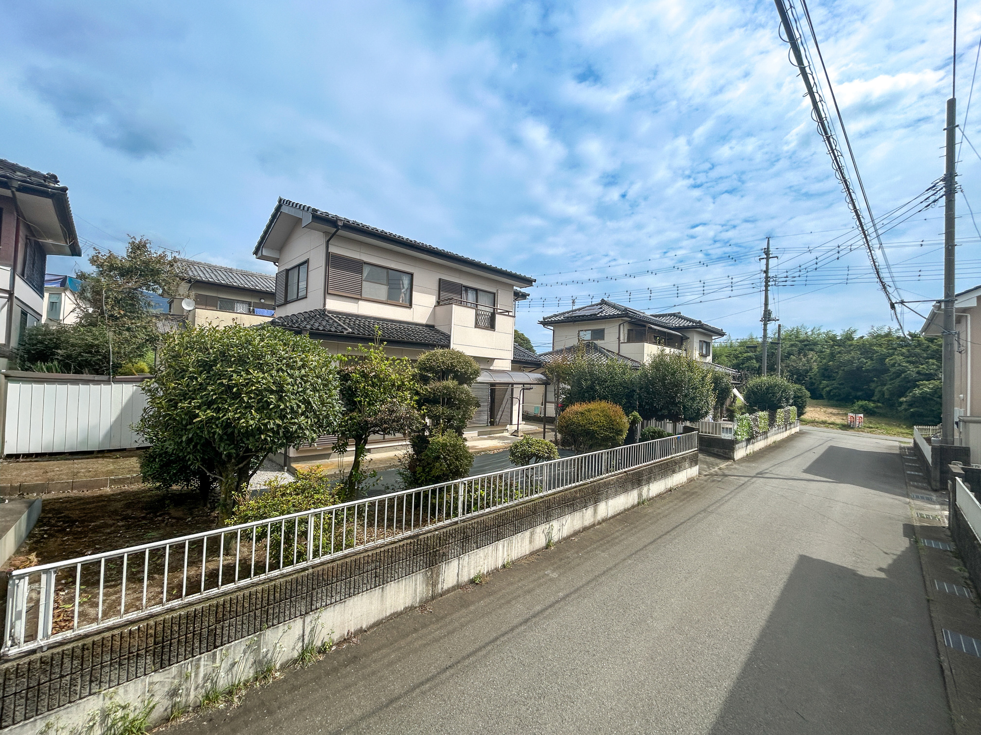 前橋市富士見町1期　中古物件の前面道路含む現地写真|低層の一戸建てを中心とした街並みが整然と続き、周辺は高い建物が建っていないので、採光や開放性に恵まれ、空が広く緑の多い閑静な趣を感じる環境です。

