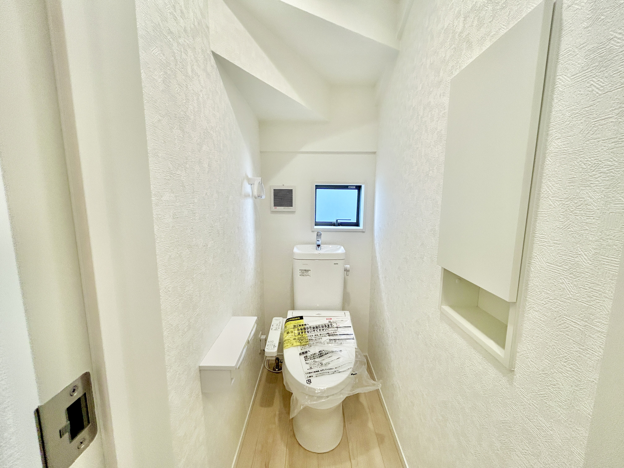高崎市新町第12　新築住宅全3棟のトイレ|節水型でエコなトイレには、今では当たり前の洗浄付き。便座を温める機能もついていて、居心地良くてトイレから出られなくなるかも！換気用に換気扇はもちろん、窓も着いているので常に快適ですね♪