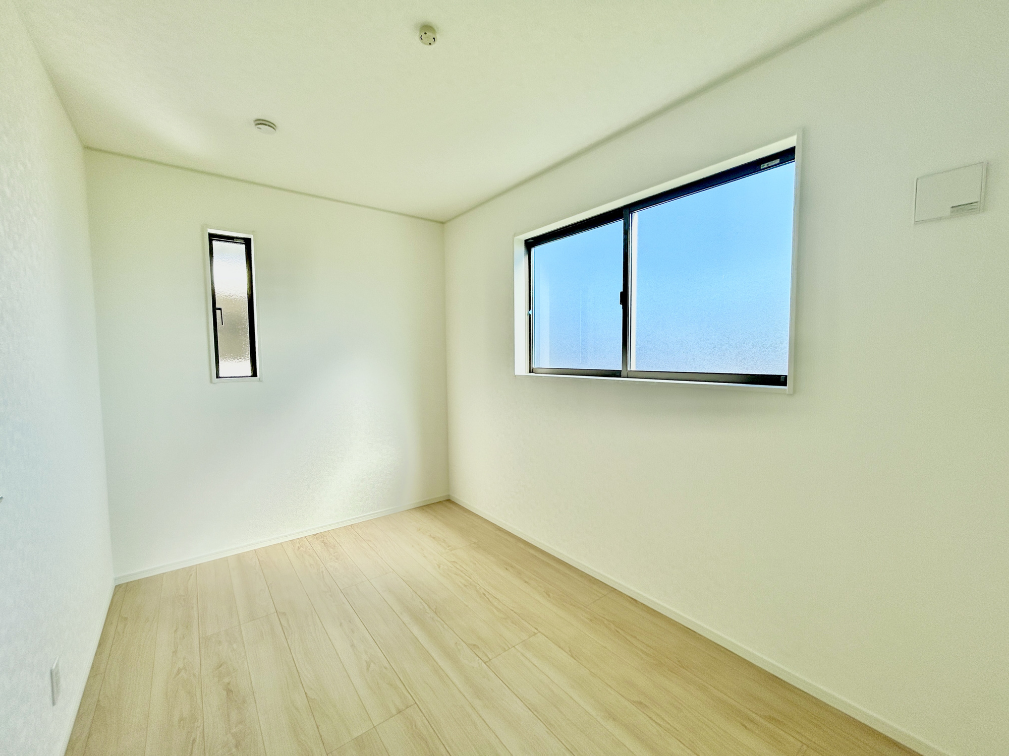高崎市新町第12　新築住宅全3棟の洋室|部屋の隅々に明るい光が満ちるお部屋。明るい日差しがあれば、気分もいつもごきげんで温かい空間が生まれます♪
