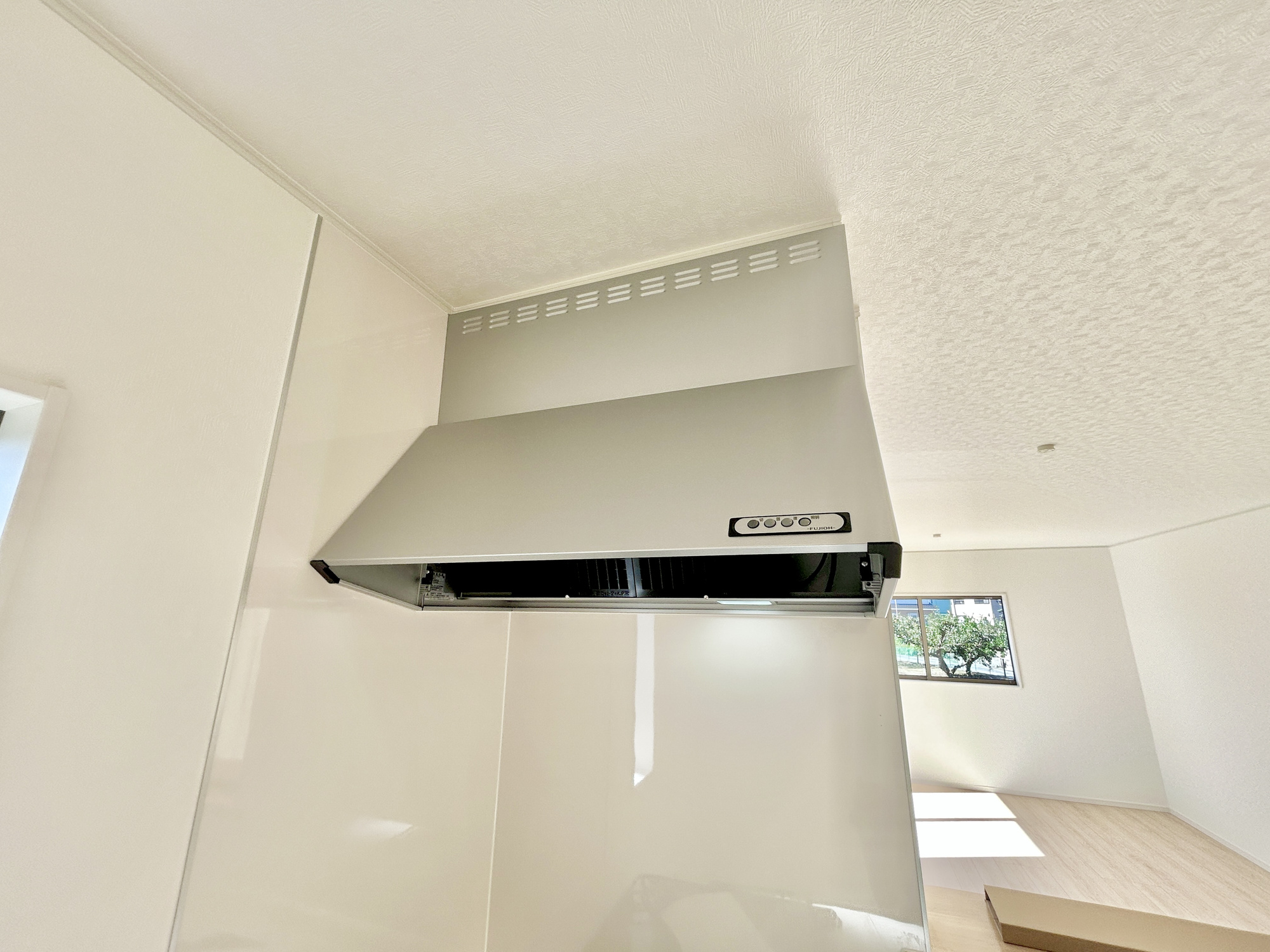 高崎市新町第12　新築住宅全3棟の設備|キッチンの見た目もスッキリし、稼働してる時も音が静かなレンジフード。