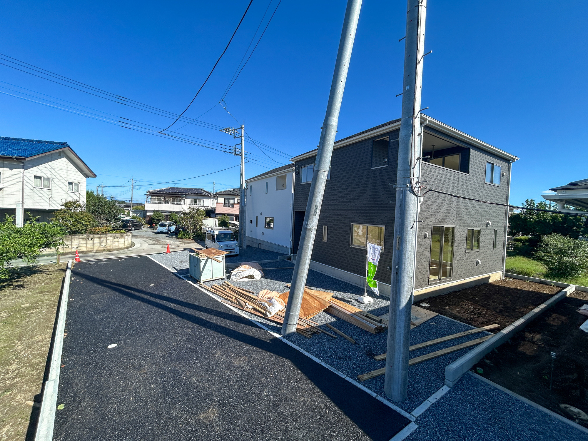 高崎市新町第12　新築住宅全3棟の前面道路含む現地写真|閑静な住宅地で子育て家族にピッタリ。毎日のお散歩も快適な緑に恵まれたエリアで、自然に包まれた穏やかな暮らしを実現するための、ゆとりある住環境が整っています。

