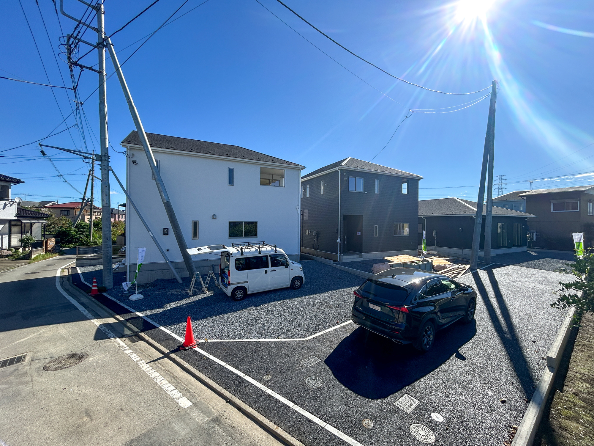 高崎市新町第12　新築住宅全3棟の前面道路含む現地写真|低層の一戸建てを中心とした街並みが整然と続き、周辺は高い建物が建っていないので、採光や開放性に恵まれ、空が広く緑の多い閑静な趣を感じる環境です。

