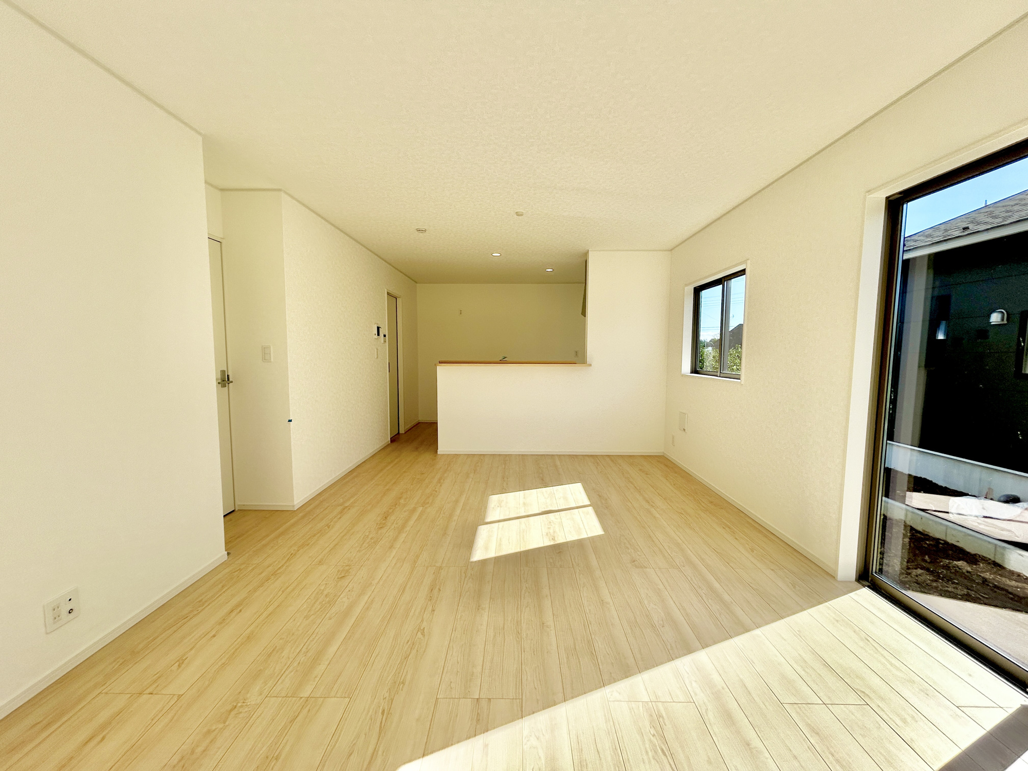 高崎市新町第12　新築住宅全3棟の居間・リビング|大きく開いた窓からは、明るい陽射しが射し込みます。
爽やかな風が吹き抜ける心地良いリビングには、自然と家族が集まります。
