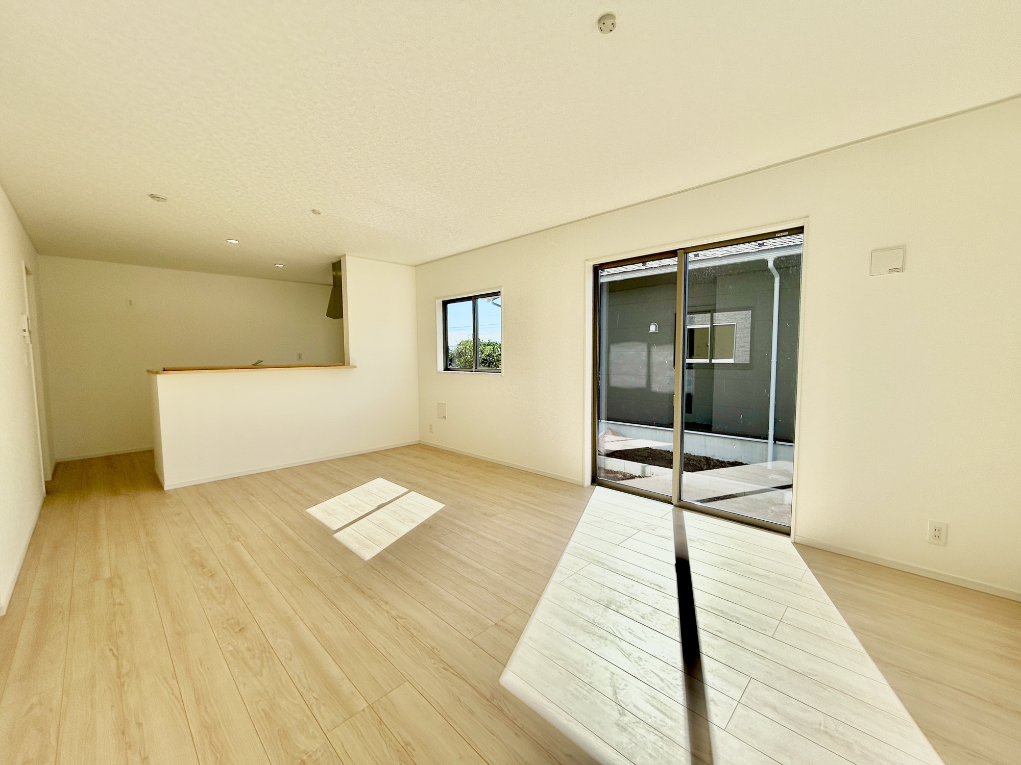 高崎市新町第12　新築住宅全3棟の居間・リビング|室内にいても、たっぷりの陽光と爽やかな風を感じて頂ける、開放感あふれるリビングです。
ご家族と穏やかに過ごす、心地の良い時間が流れます。
