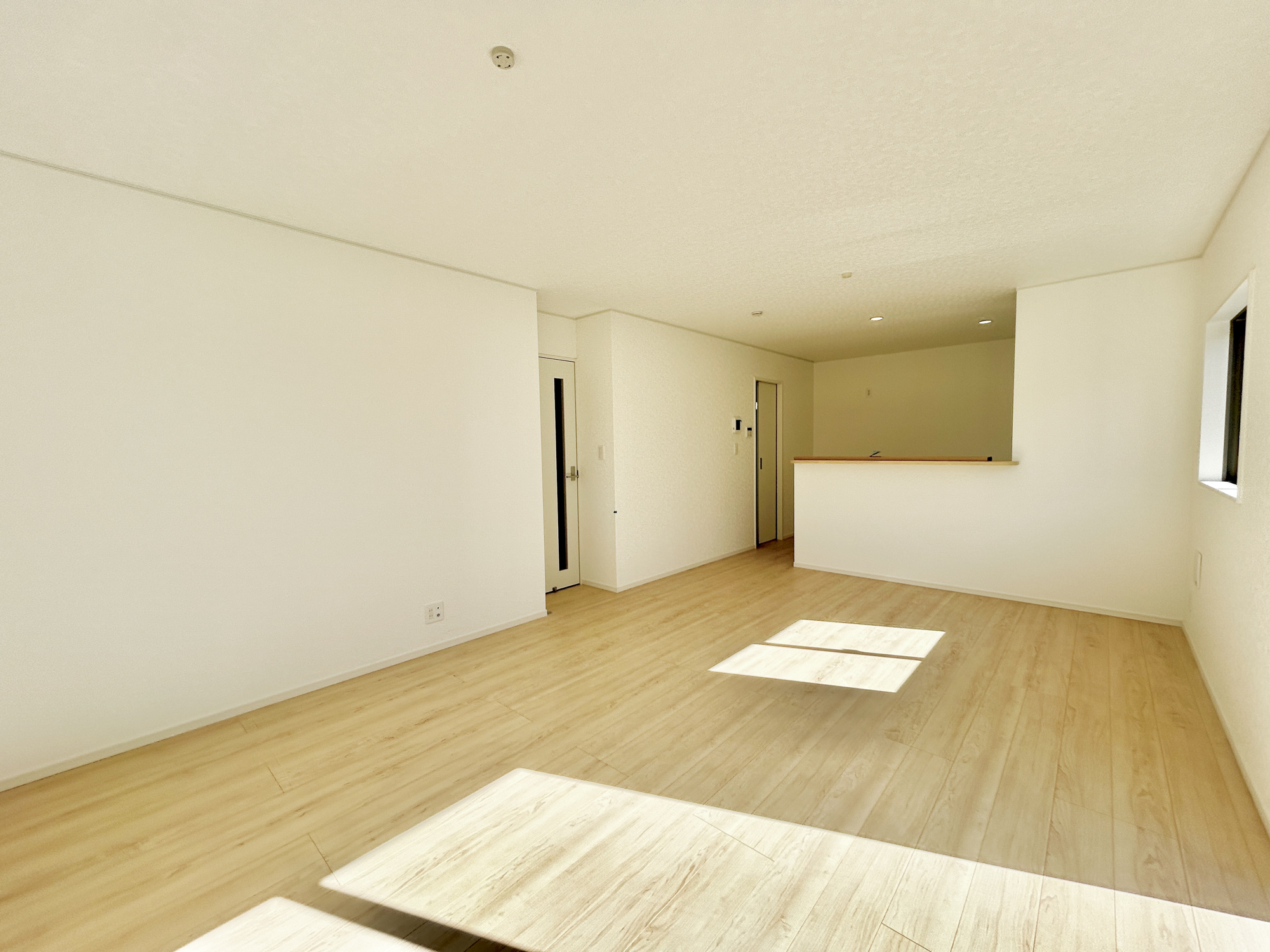 高崎市新町第12　新築住宅全3棟の居間・リビング|オープンな空間を生み出す、こだわりの広がりとゆとり。家族と過ごす時間を大切にしたい方にぴったりの明るくゆとりある住空間です。南側の窓からの日差しがリビングの隅々までしっかりと届きます！ 