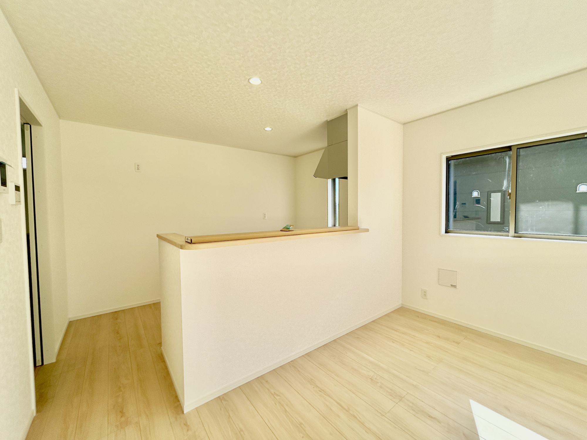 高崎市新町第12　新築住宅全3棟の居間・リビング|ここにはみんなが集い、食事と楽しい会話が始まる。話に夢中になりすぎて、ついつい時を忘れてしまう。そんな束の間の幸せを感じさせてくれる場所。
