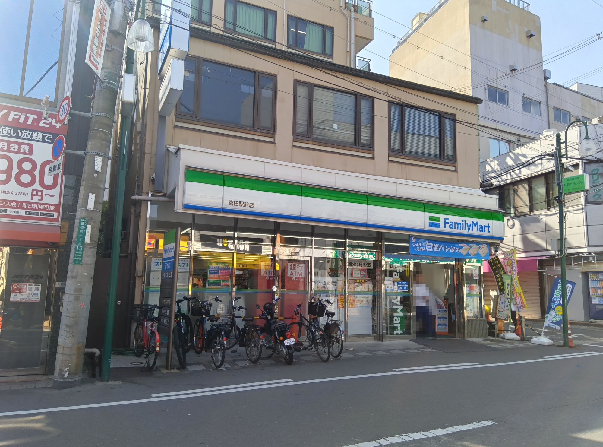 ライオンズマンション高槻の周辺|ファミリーマート 富田駅前店（徒歩約2分）