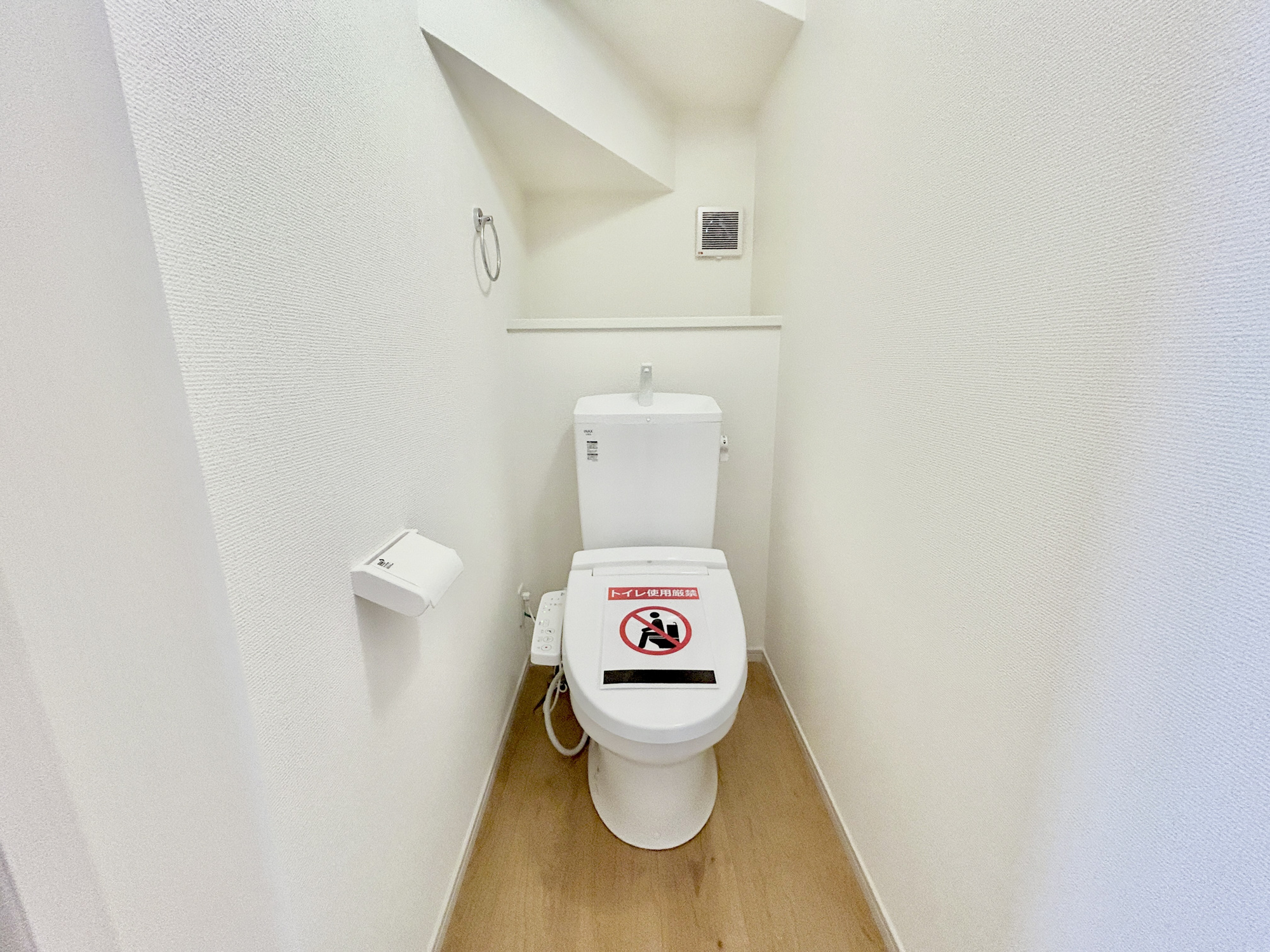 高崎市棟高町1期　新築住宅全4棟のトイレ|節水型でエコなトイレには、今では当たり前の洗浄便座付き。便座を温める機能もついていて、居心地良くてトイレから出られなくなるかも！換気用に換気扇はもちろん、窓も着いているので常に快適ですね♪
