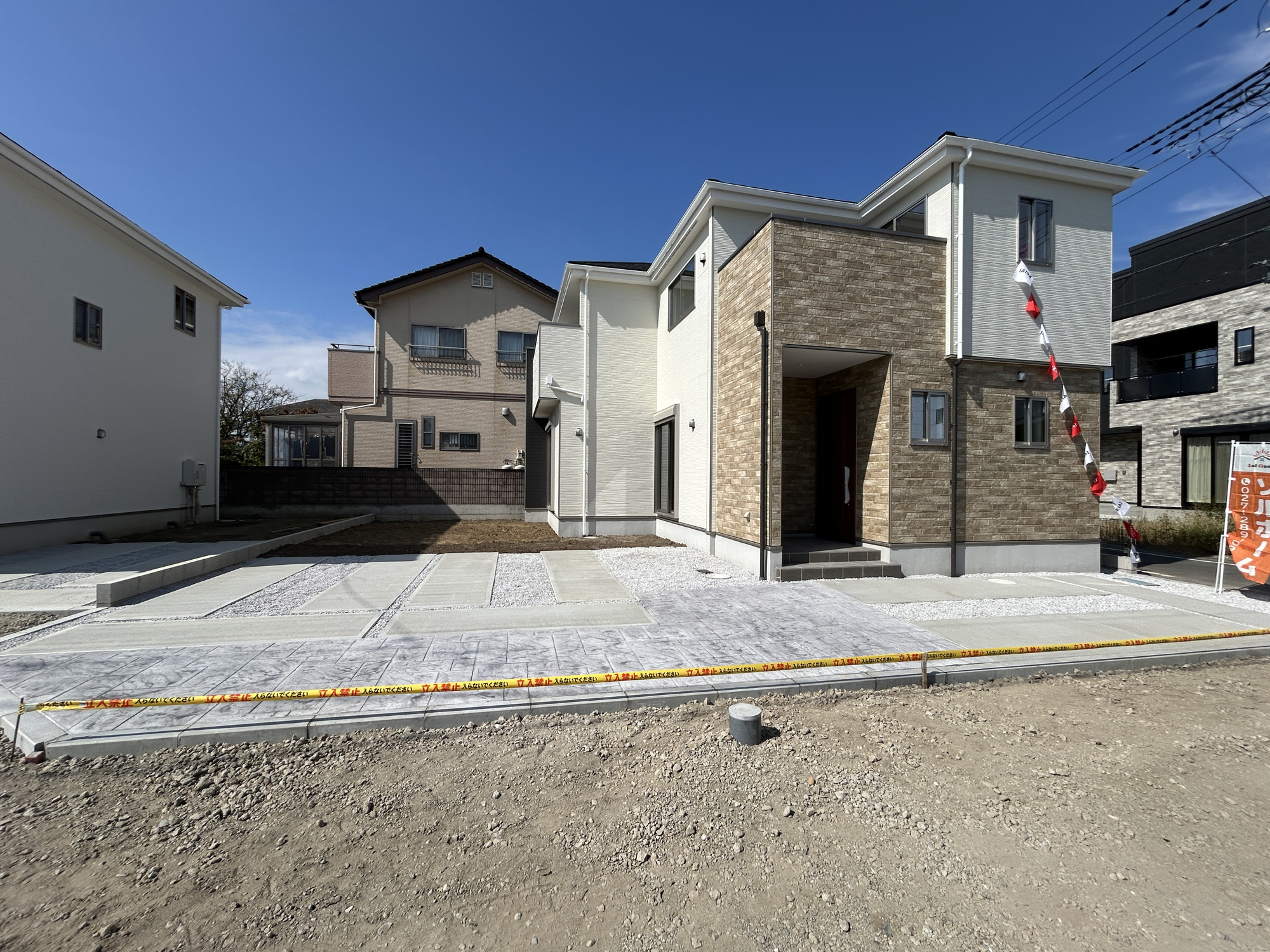 高崎市棟高町1期　新築住宅全4棟の駐車場|"大切な愛車を守るカーポートや跳ね上げ式カーゲートが設置可能な駐車スペース。
洗車も出来る余裕のあるスペースには、もちろん自転車の駐輪も可能！
夏にはビニールプールを広げて、お子様と楽しむのもいいかも
