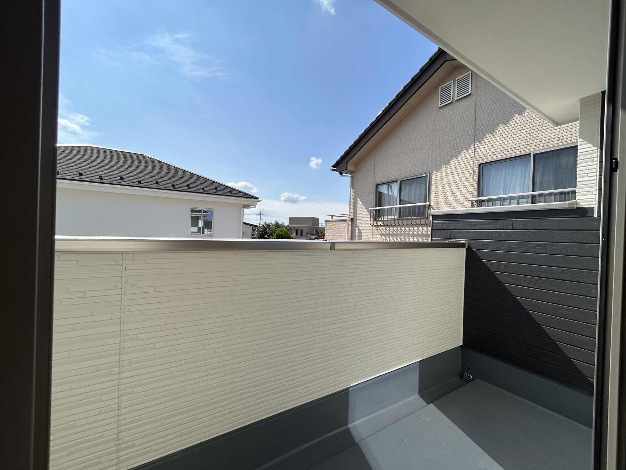 高崎市棟高町1期　新築住宅全4棟のバルコニー|南向きで陽当りの良いバルコニーは、物干しセットを追加すれば、一度にたくさんのお洗濯物が干せるのが魅力！バルコニーは洗濯物を干すだけの場所じゃなく、家族のゆとりのある時間を演出するプライベート空間。
