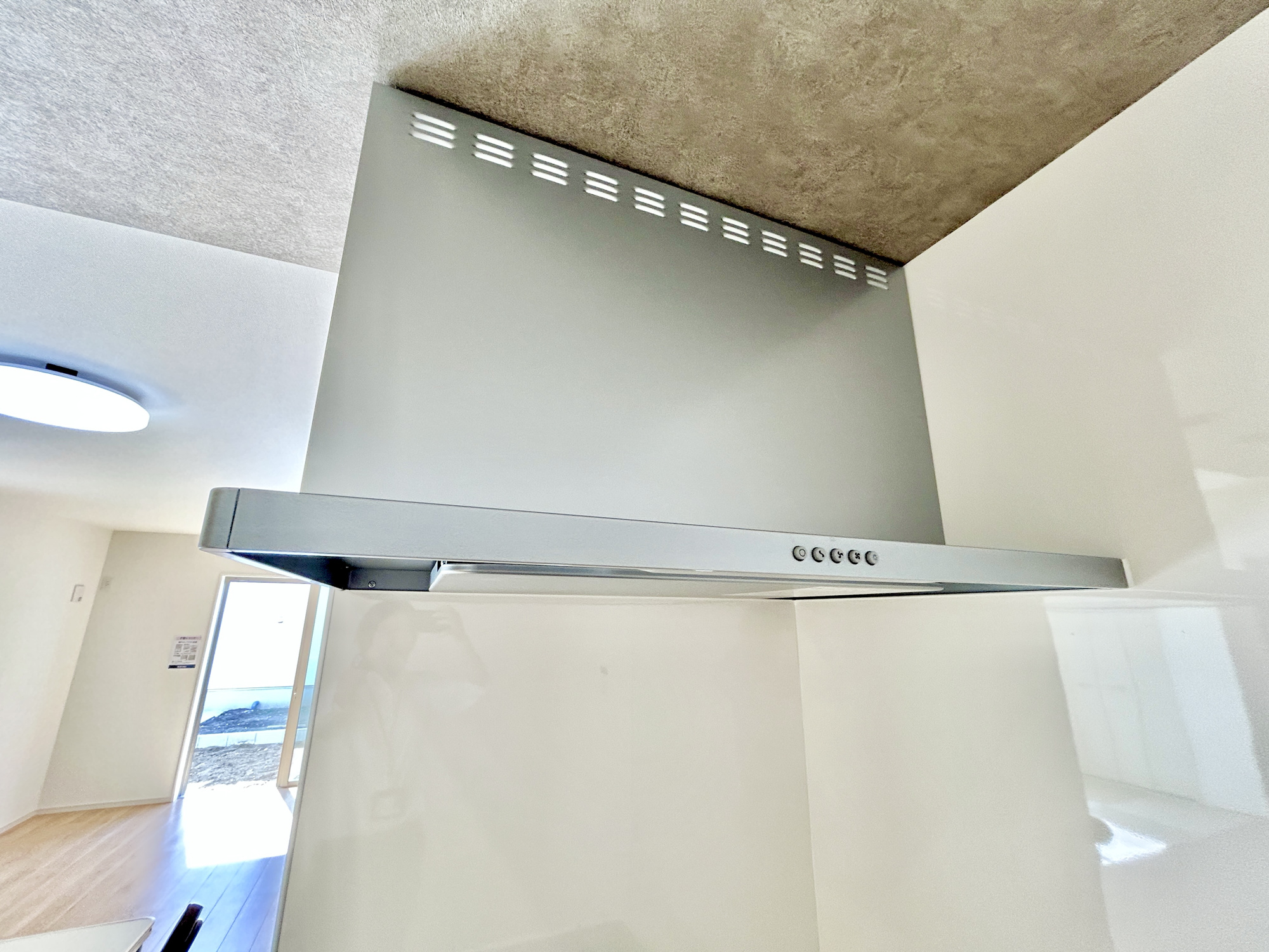 高崎市棟高町1期　新築住宅全4棟の設備|フラットレンジフードなので、見た目もシャープでお手入れも楽々♪						
						
