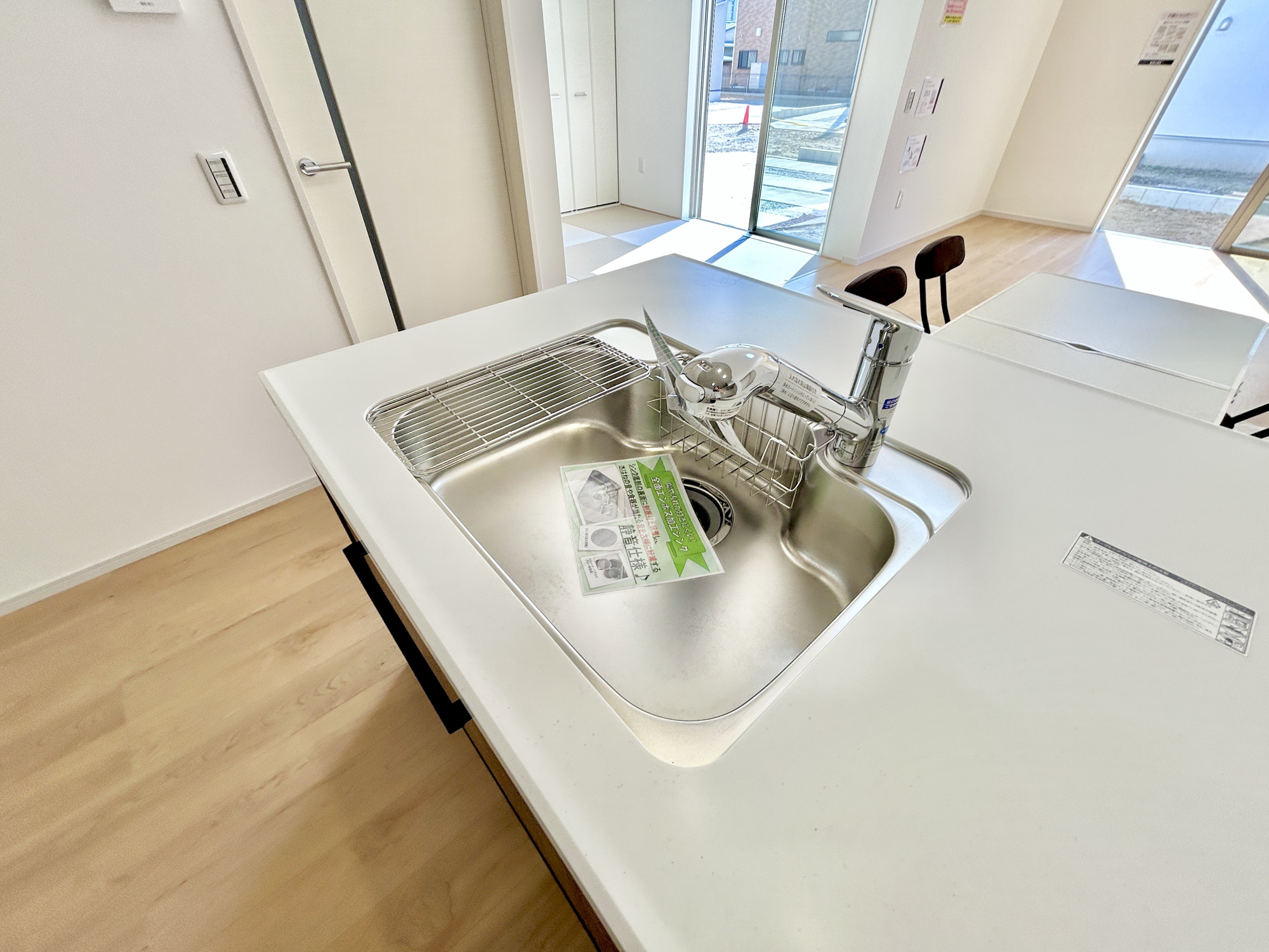 高崎市棟高町1期　新築住宅全4棟の設備|浄水機能付シャワー水栓は、浄水器ごと蛇口が引き出せるから、ポットやお鍋などに浄水を注ぐときやシンクを洗う時に便利です♪						
						
