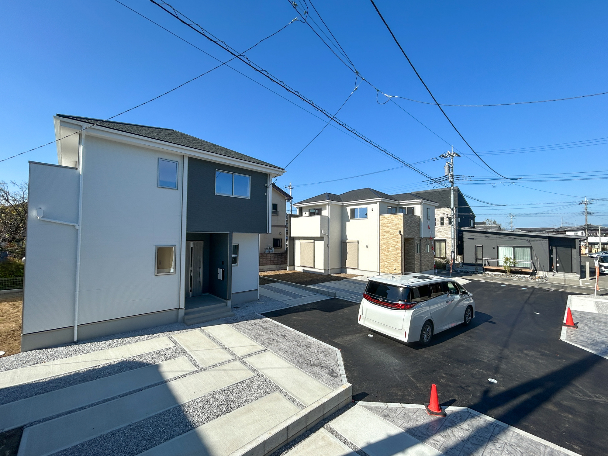 高崎市棟高町1期　新築住宅全4棟の前面道路含む現地写真|閑静な住宅地で子育て家族にピッタリ。毎日のお散歩も快適な緑に恵まれたエリアで、自然に包まれた穏やかな暮らしを実現するための、ゆとりある住環境が整っています。

