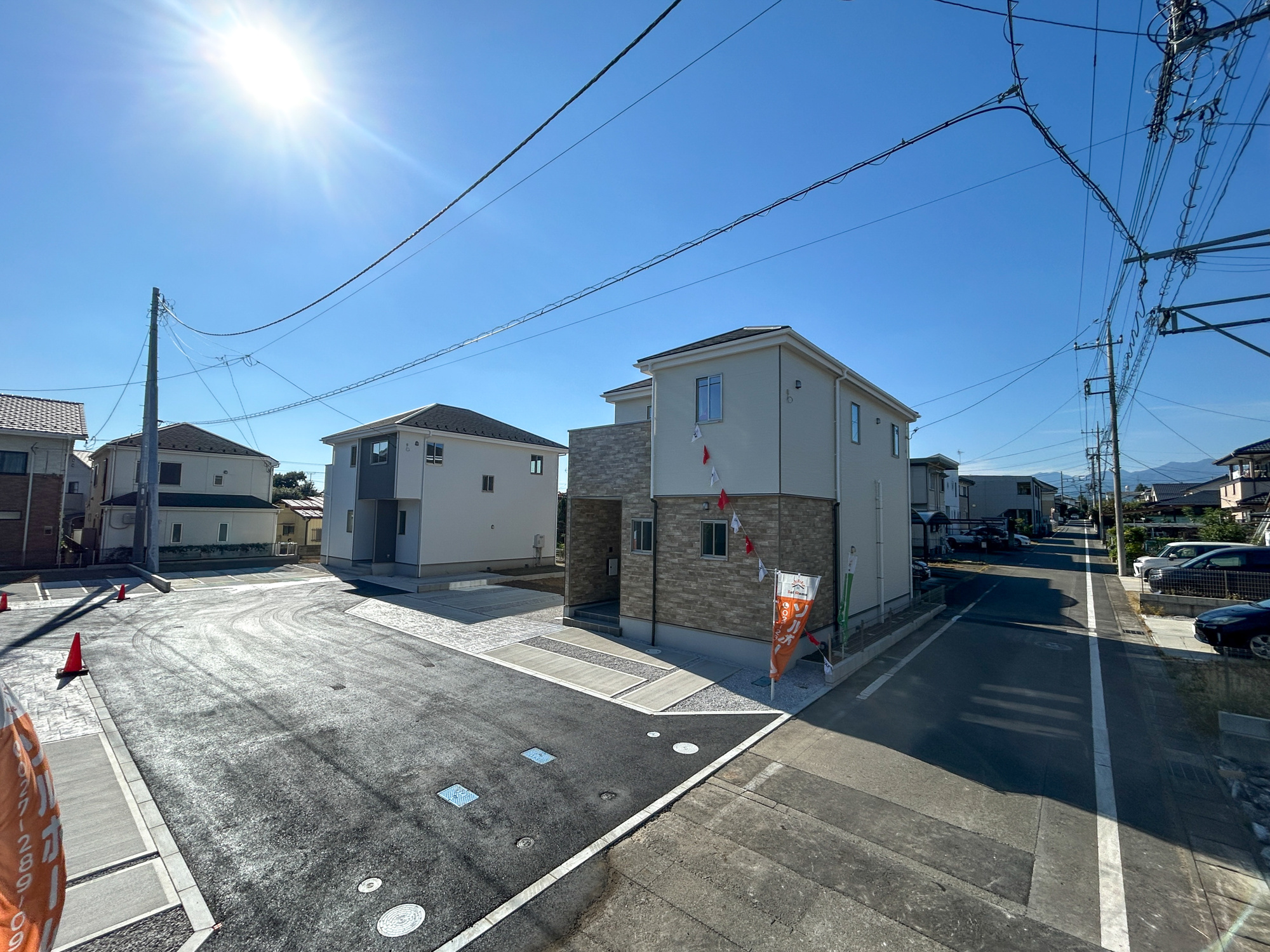 高崎市棟高町1期　新築住宅全4棟の前面道路含む現地写真|低層の一戸建てを中心とした街並みが整然と続き、周辺は高い建物が建っていないので、採光や開放性に恵まれ、空が広く緑の多い閑静な趣を感じる環境です。

