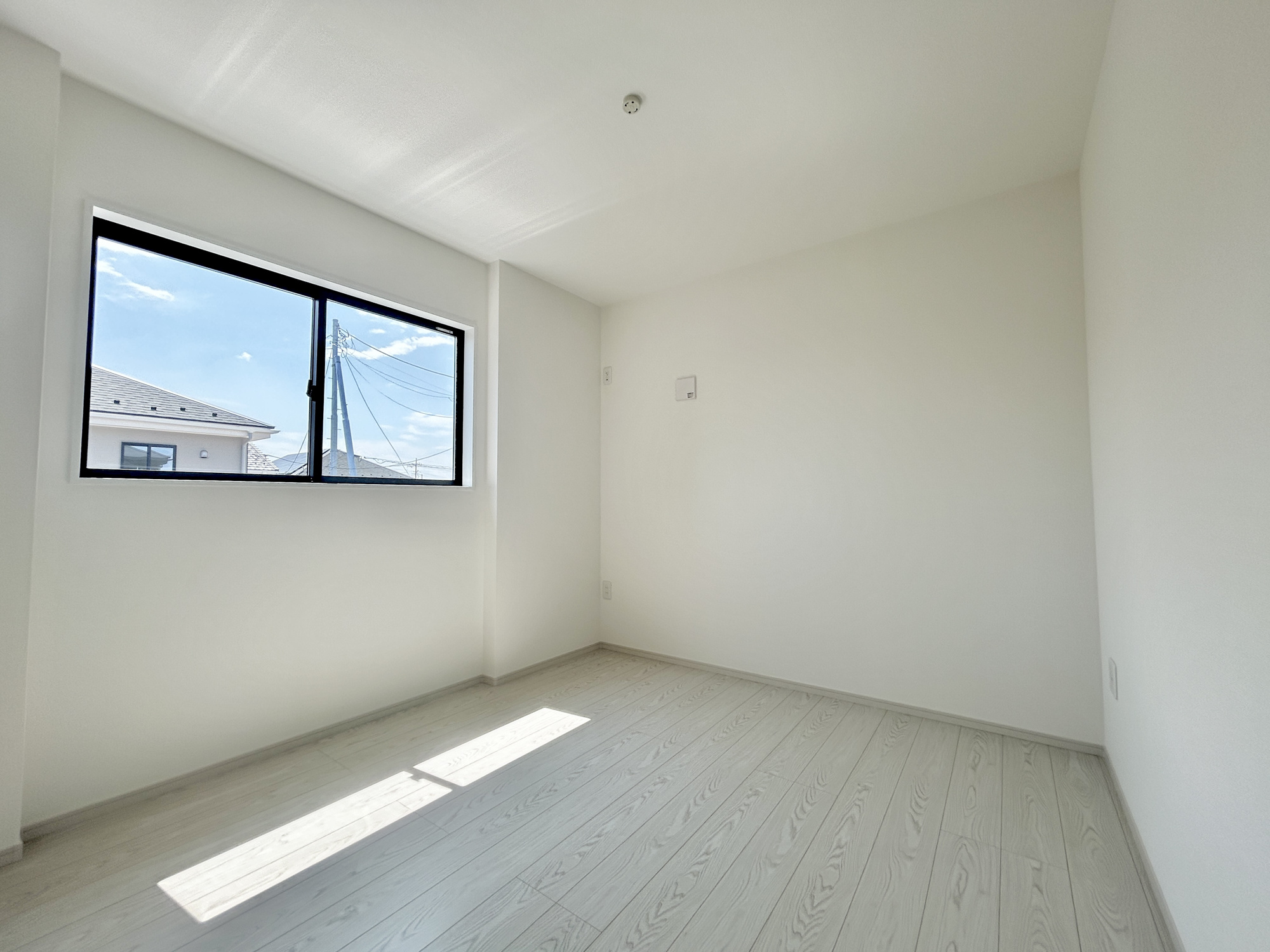 高崎市棟高町1期　新築住宅全4棟の洋室|木目のフローリングが暖かみのある室内に。明るい寝室で心地のいい朝を迎えられそう。