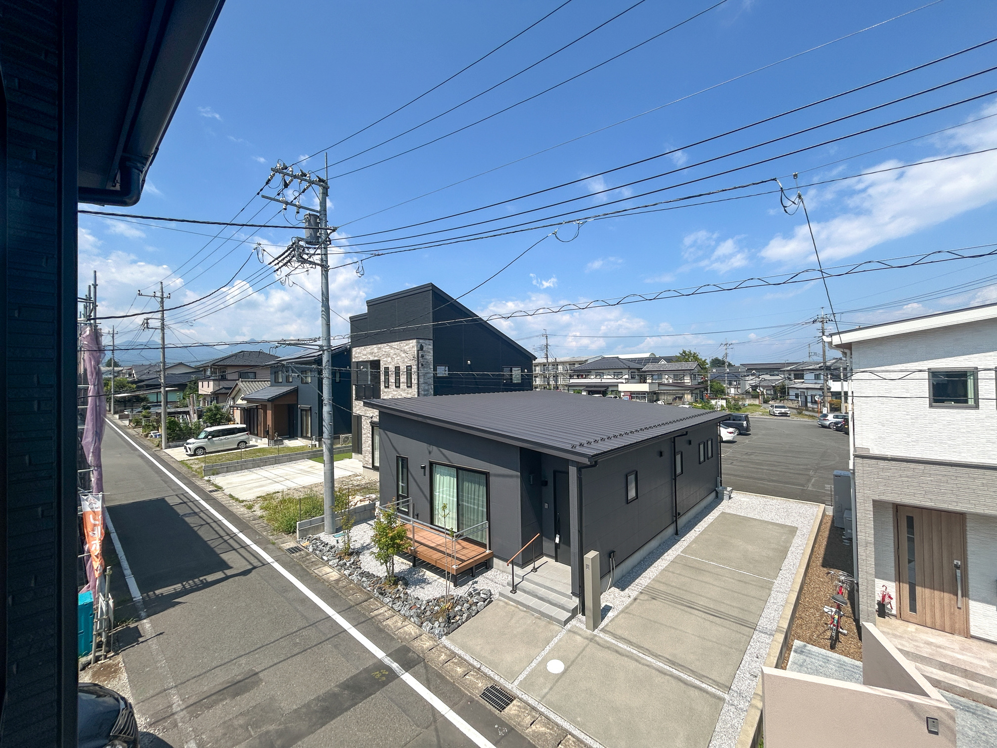 高崎市棟高町1期　新築住宅全4棟の展望|低層の一戸建てを中心とした街並みが整然と続き、周辺は高い建物が建っていないので、採光や開放性に恵まれ、空が広く緑の多い閑静な趣を感じる環境です。