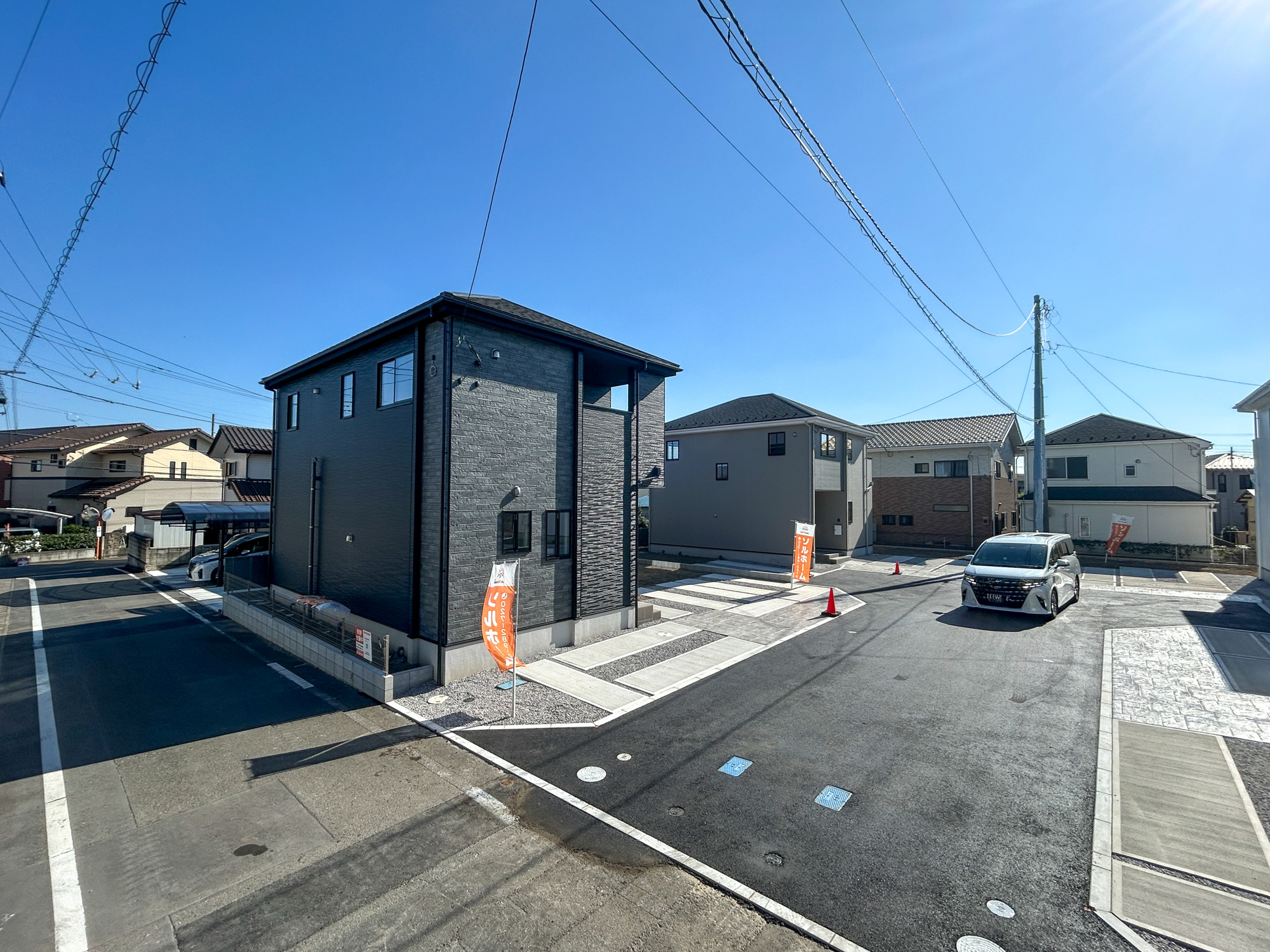 高崎市棟高町1期　新築住宅全4棟の前面道路含む現地写真|閑静な住宅地で子育て家族にピッタリ。毎日のお散歩も快適な緑に恵まれたエリアで、自然に包まれた穏やかな暮らしを実現するための、ゆとりある住環境が整っています。

