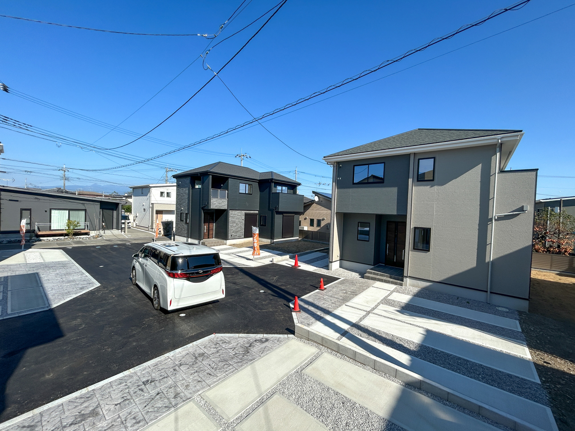 高崎市棟高町1期　新築住宅全4棟の前面道路含む現地写真|低層の一戸建てを中心とした街並みが整然と続き、周辺は高い建物が建っていないので、採光や開放性に恵まれ、空が広く緑の多い閑静な趣を感じる環境です。

