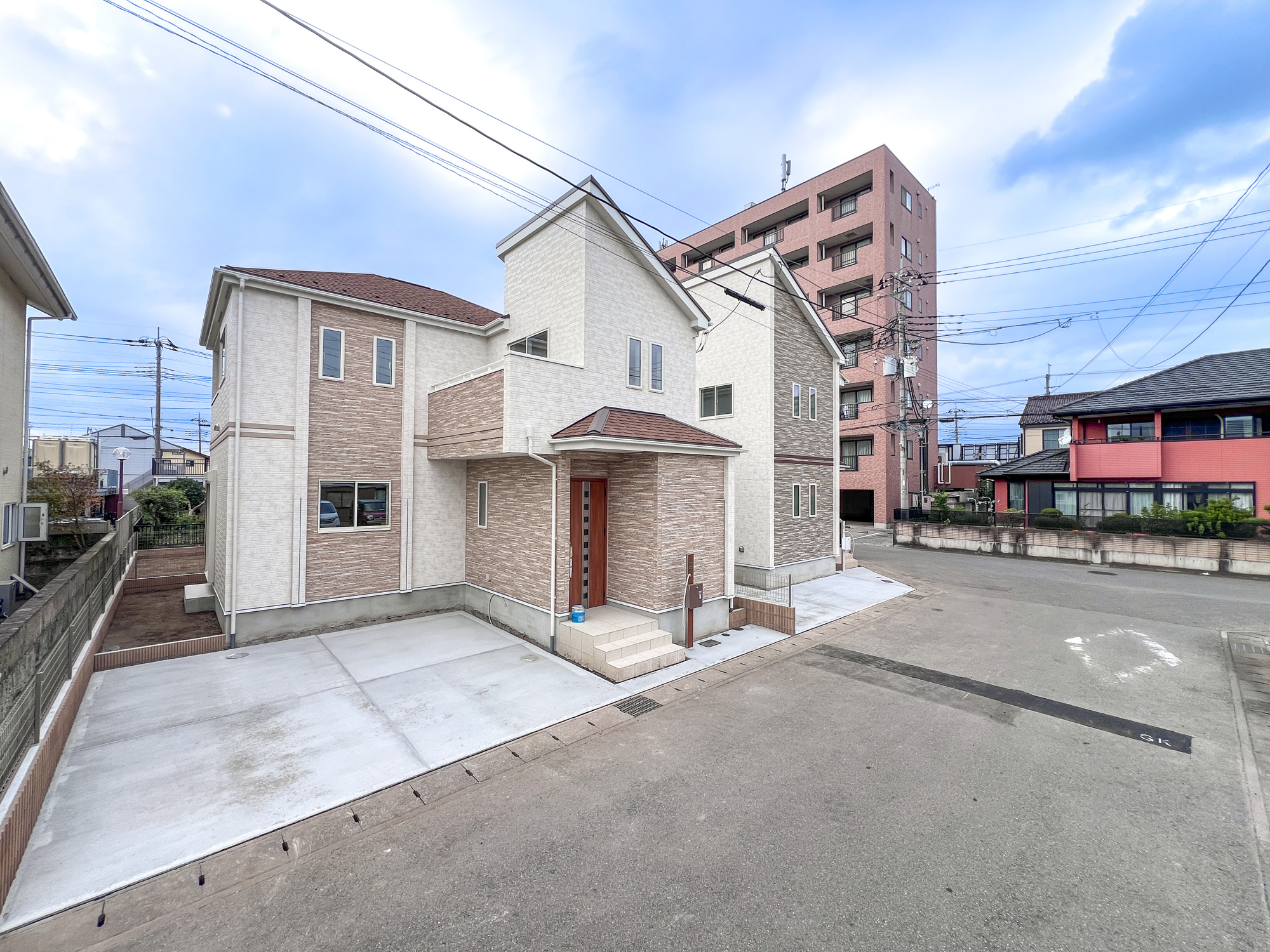 宇都宮市中今泉５丁目　新築住宅全３棟の前面道路含む現地写真|低層の一戸建てを中心とした街並みが整然と続き、周辺は高い建物が建っていないので、採光や開放性に恵まれ、空が広く緑の多い閑静な趣を感じる環境です。

