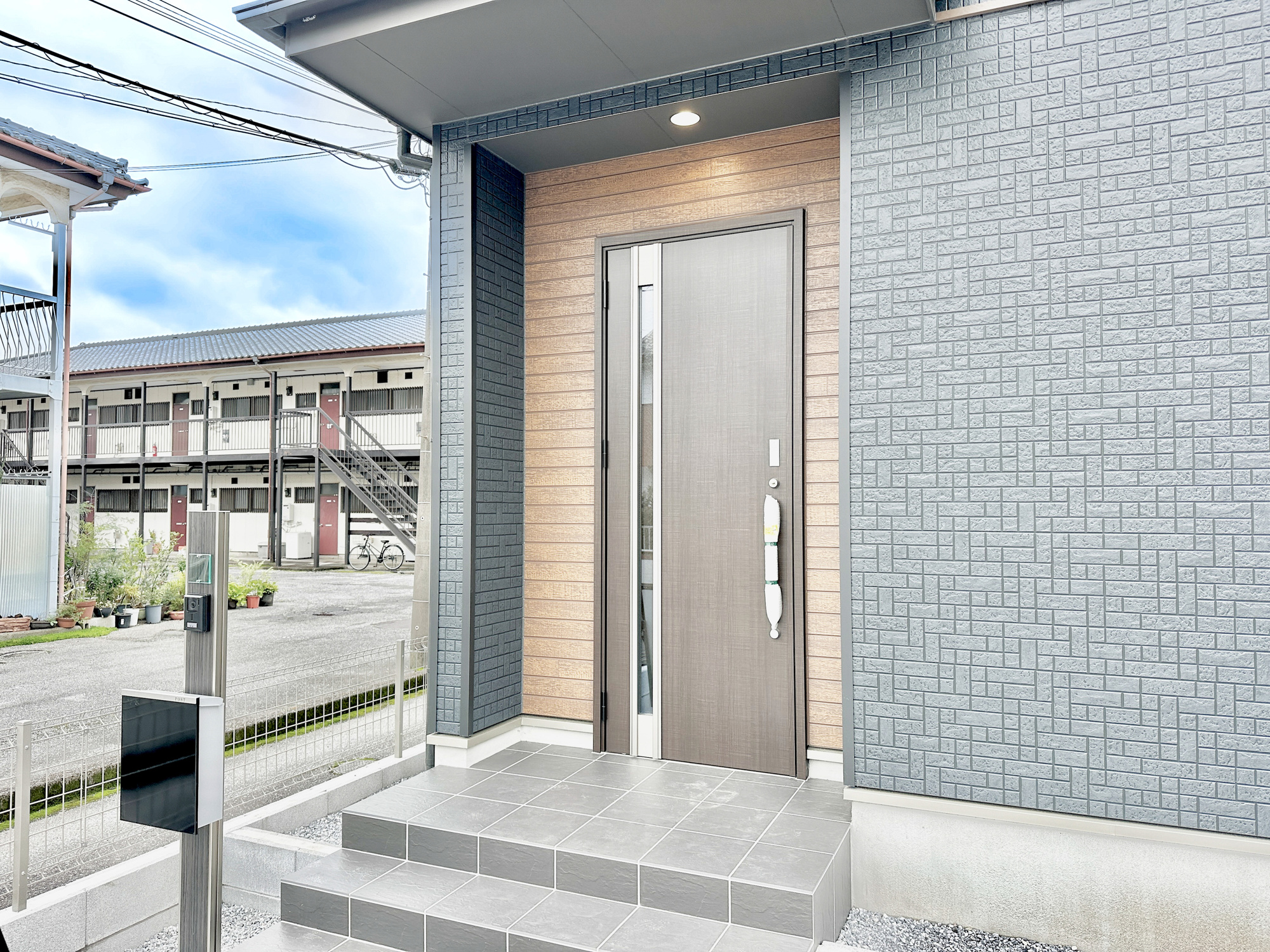 宇都宮市御幸ヶ原町126番　新築住宅全１棟の玄関|SICがあるので、ベビーカーなど収納でき、いつも玄関がスッキリして気持ちいいですね！