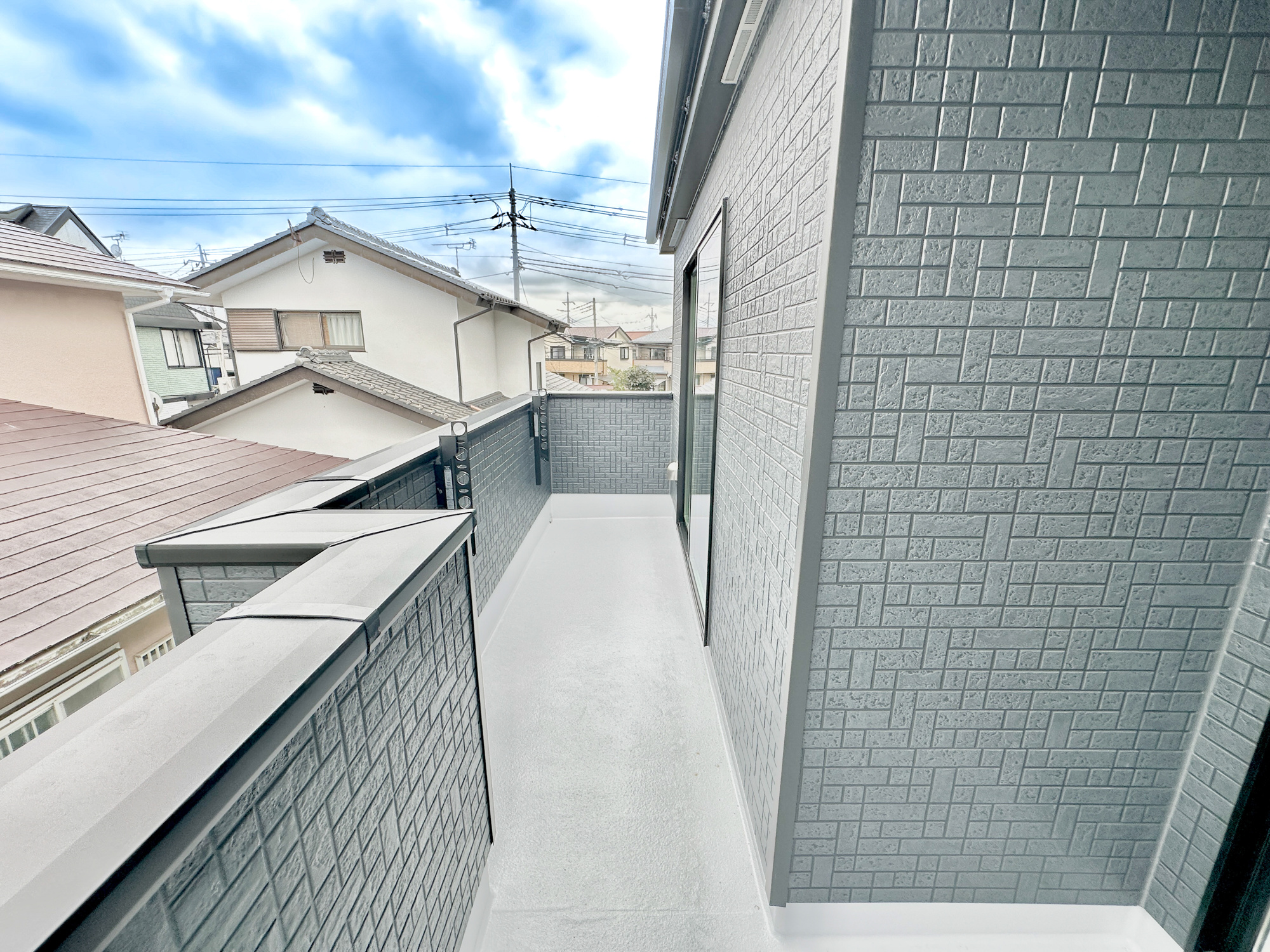 宇都宮市御幸ヶ原町126番　新築住宅全１棟のバルコニー|南向きで陽当りの良いバルコニーは、物干しセットを追加すれば、一度にたくさんのお洗濯物が干せるのが魅力！バルコニーは洗濯物を干すだけの場所じゃなく、家族のゆとりのある時間を演出するプライベート空間。