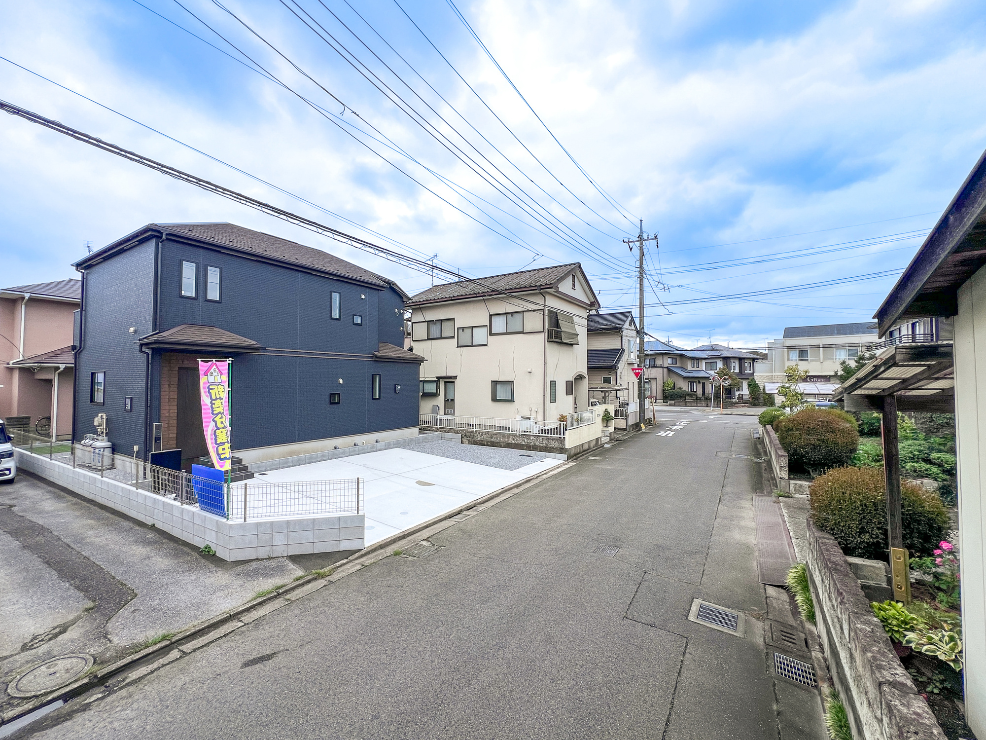 宇都宮市御幸ヶ原町126番　新築住宅全１棟の前面道路含む現地写真|閑静な住宅地で子育て家族にピッタリ。毎日のお散歩も快適な緑に恵まれたエリアで、自然に包まれた穏やかな暮らしを実現するための、ゆとりある住環境が整っています。

