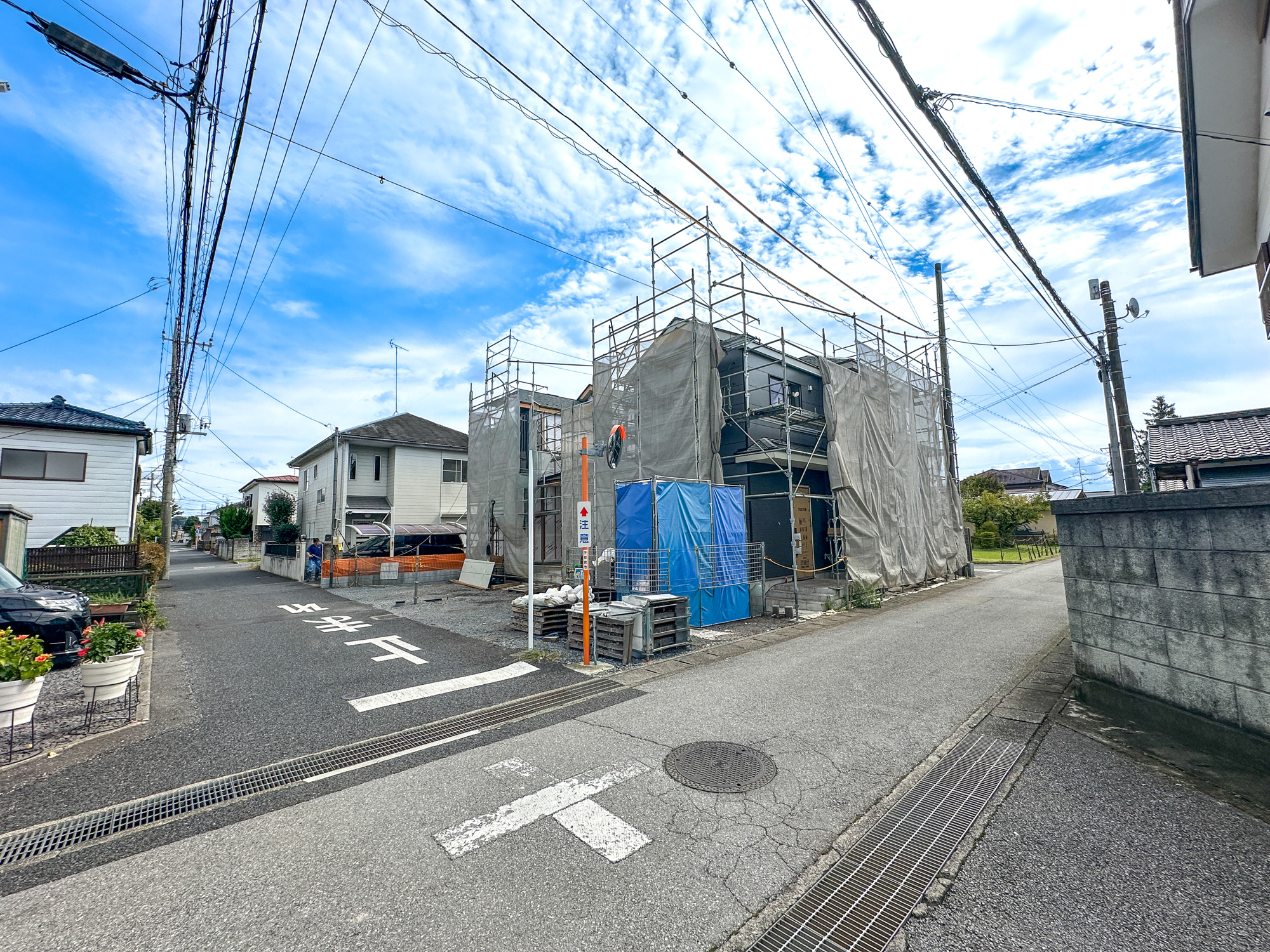 宇都宮市若草４丁目　新築住宅全２棟の前面道路含む現地写真|低層の一戸建てを中心とした街並みが整然と続き、周辺は高い建物が建っていないので、採光や開放性に恵まれ、空が広く緑の多い閑静な趣を感じる環境です。

