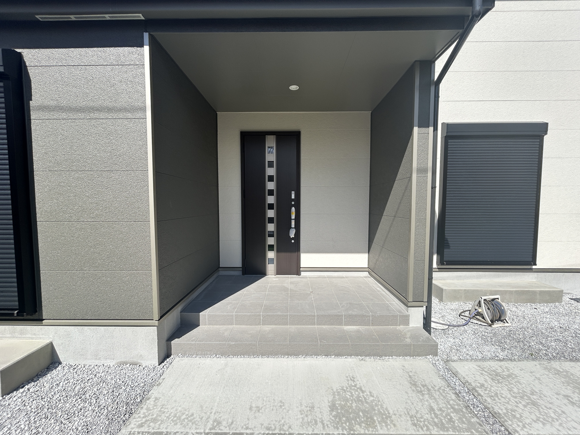 高崎市倉賀野町　新築住宅全2棟の玄関|同社施工例