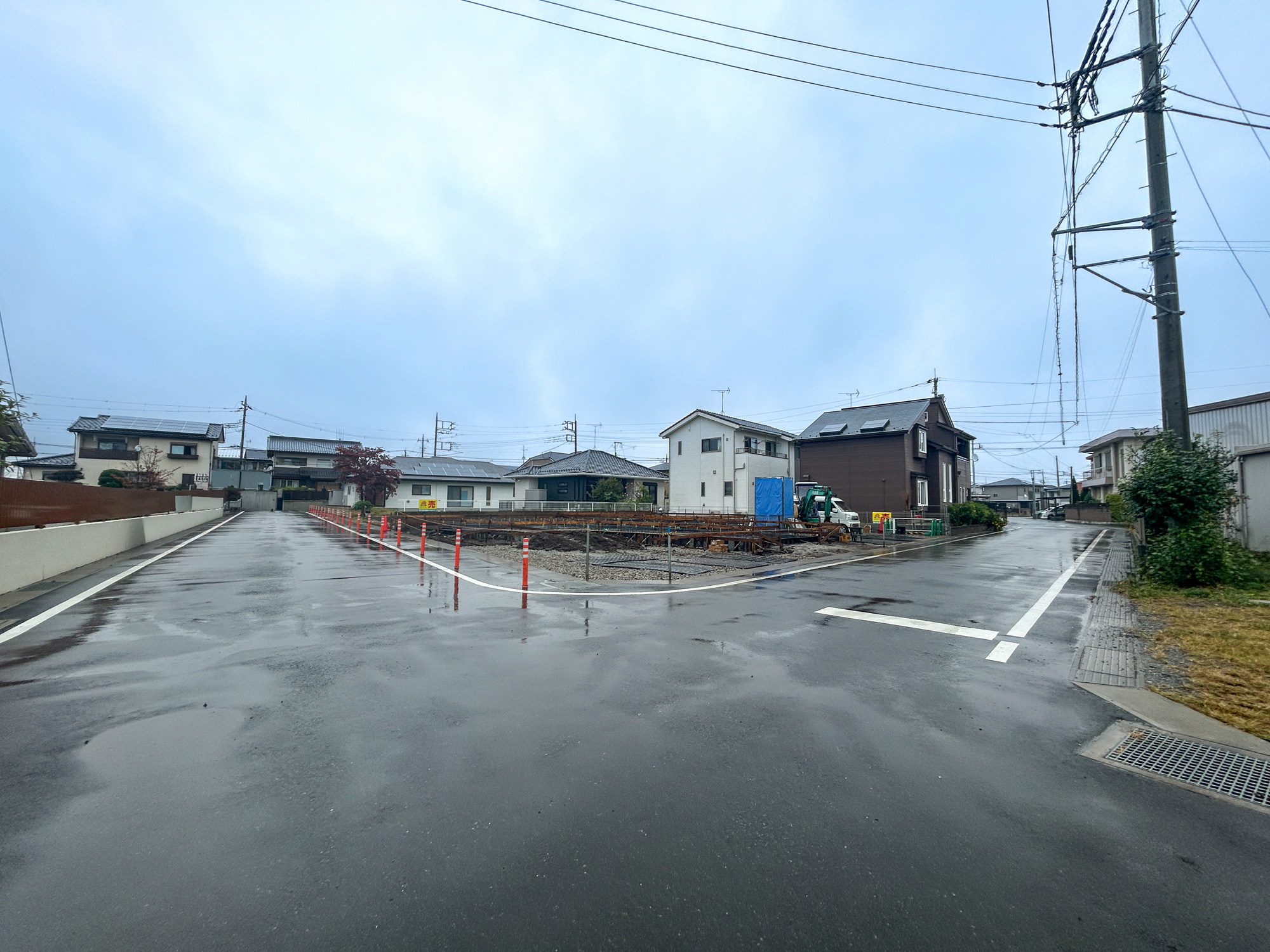 高崎市倉賀野町　新築住宅全2棟の前面道路含む現地写真|閑静な住宅地で子育て家族にピッタリ。毎日のお散歩も快適な緑に恵まれたエリアで、自然に包まれた穏やかな暮らしを実現するための、ゆとりある住環境が整っています。


